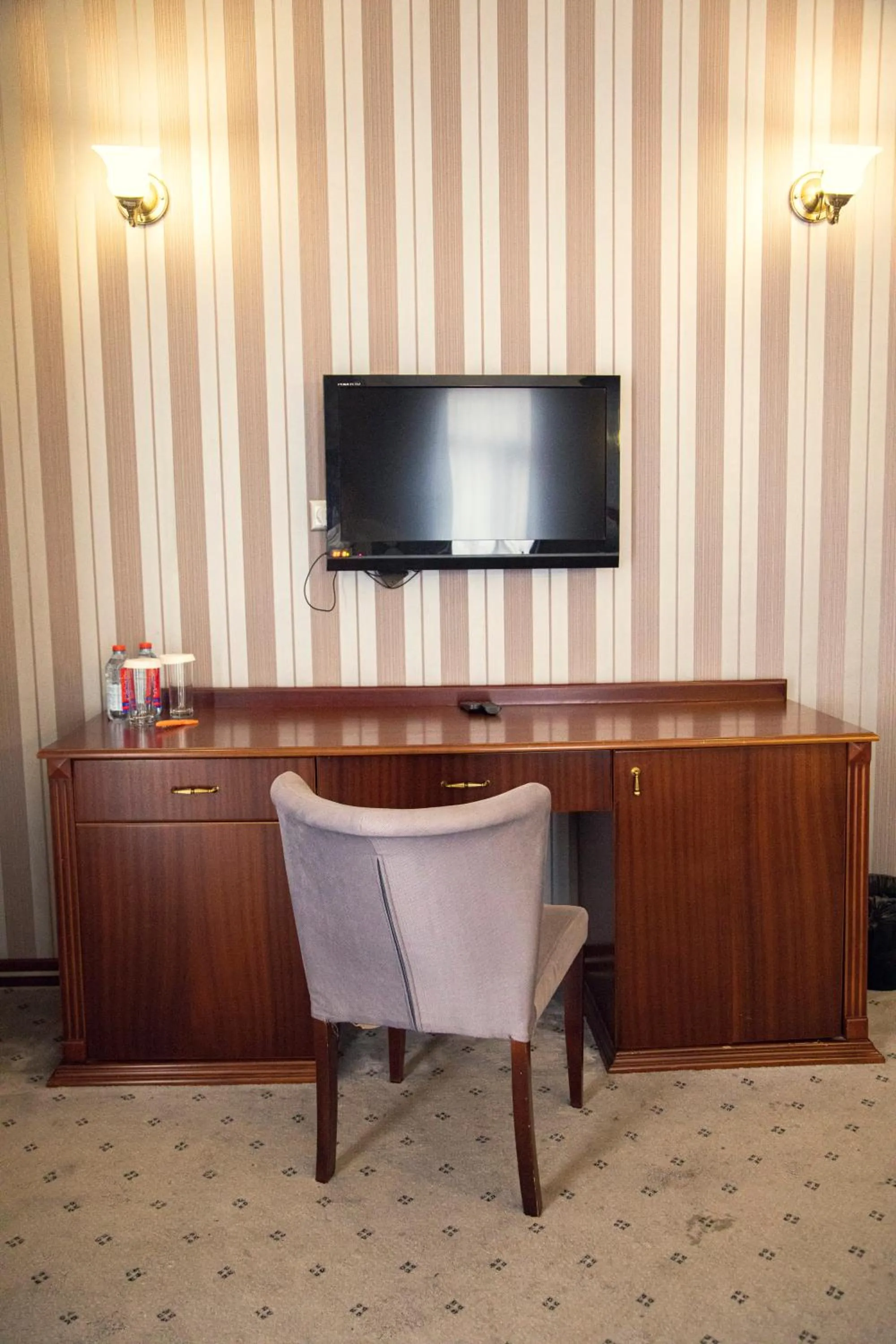 Communal lounge/ TV room in Capitol Hotel