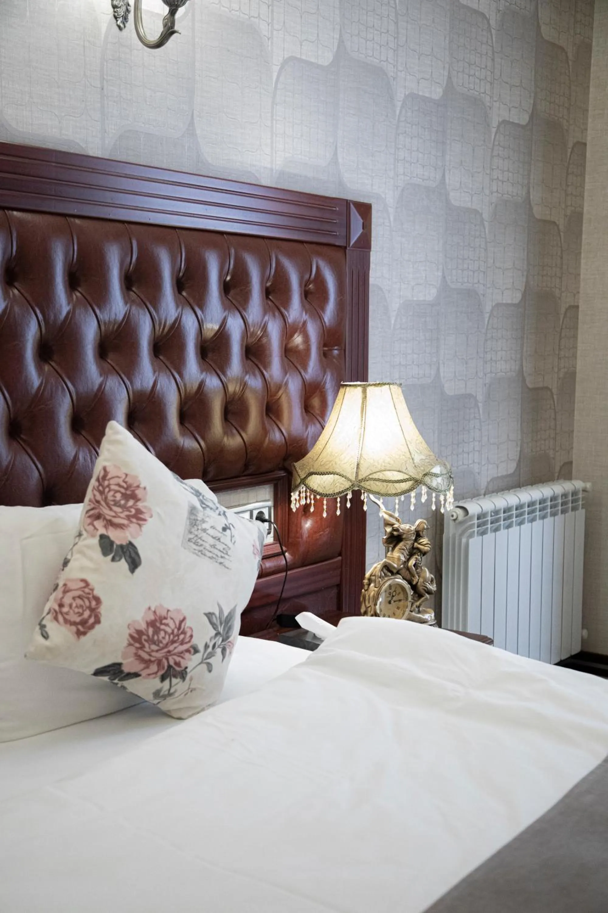 Photo of the whole room, Bed in Capitol Hotel