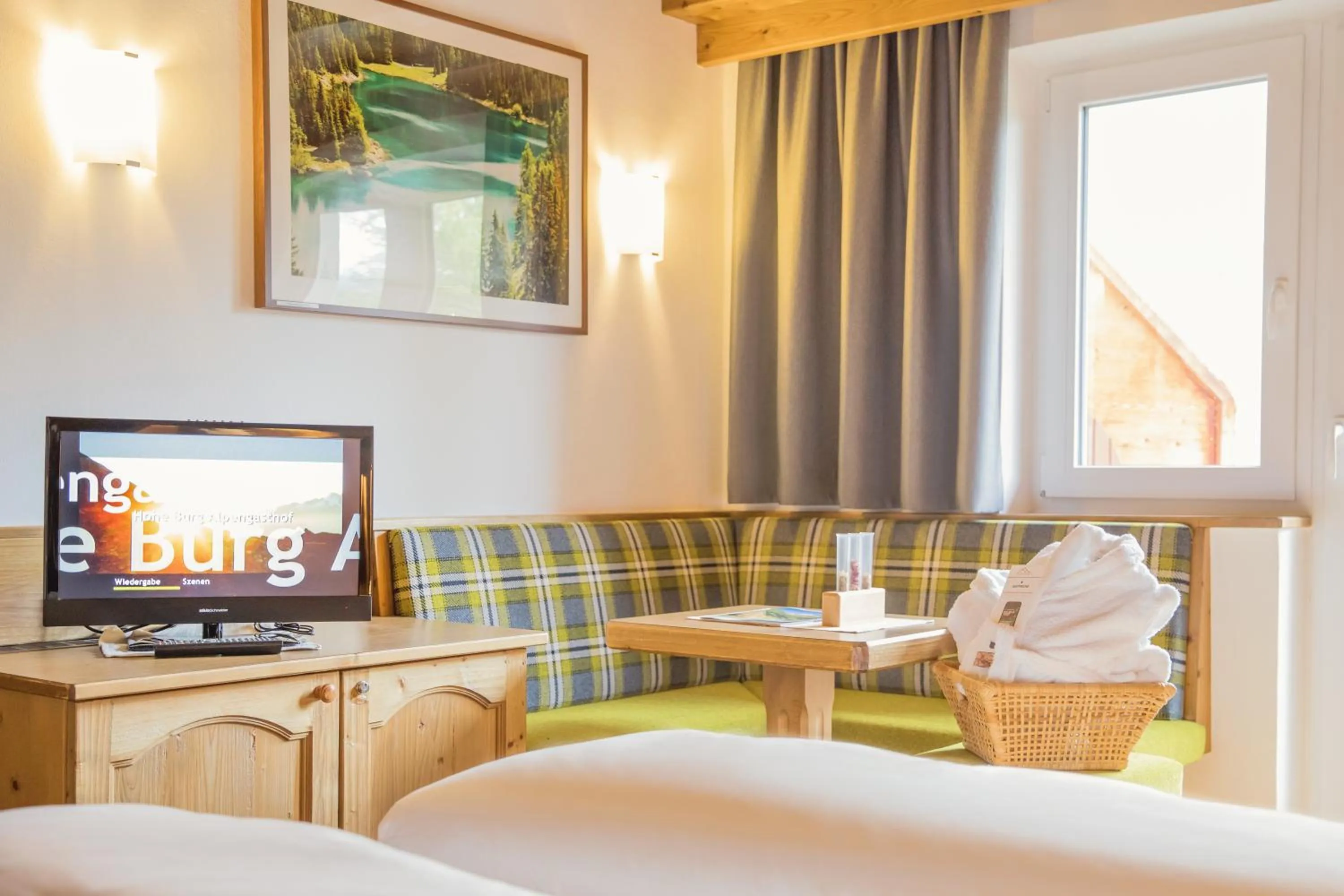 Seating area, Bed in Alpen Gasthof Apartments Hohe Burg