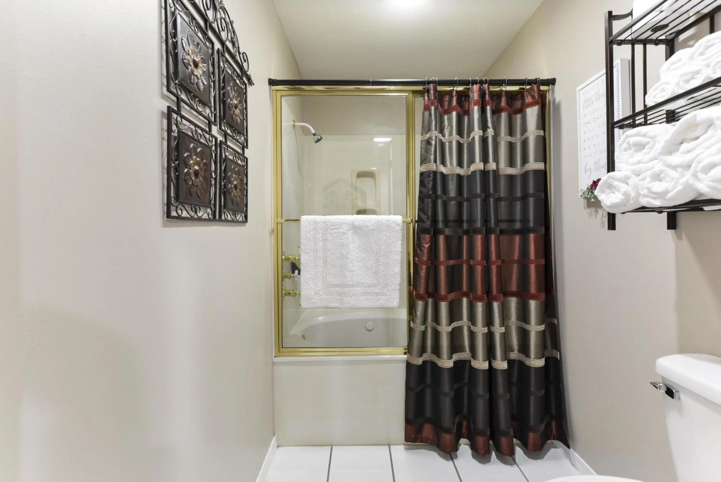 Bathroom in Little House On The Fairway- Luxury Golf Condo -updated - 2min Off Strip!!