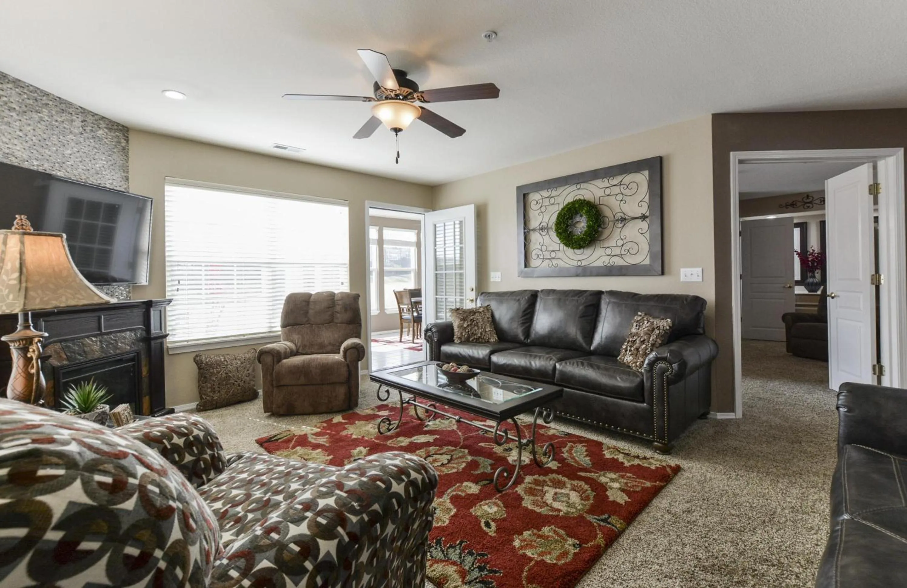Living room in Little House On The Fairway- Luxury Golf Condo -updated - 2min Off Strip!!