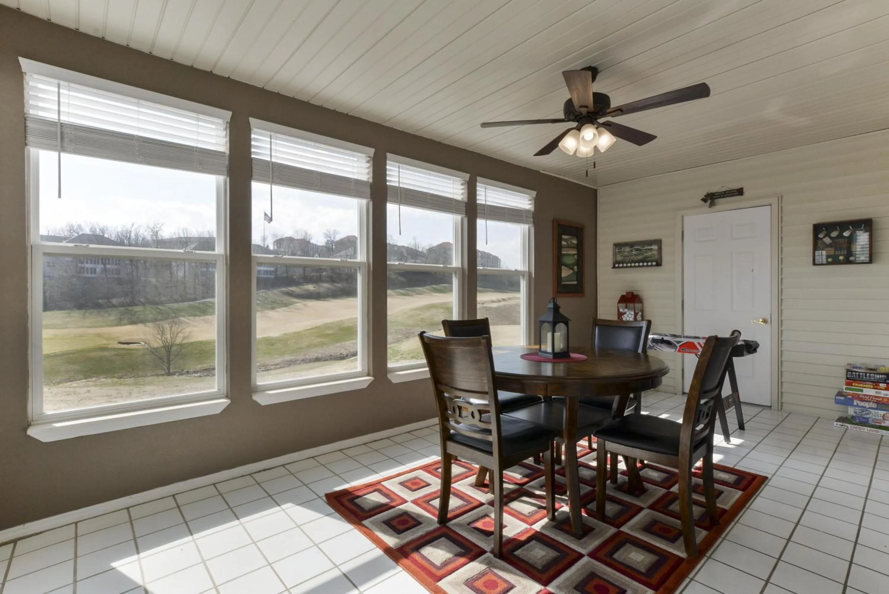 Living room in Little House On The Fairway- Luxury Golf Condo -updated - 2min Off Strip!!