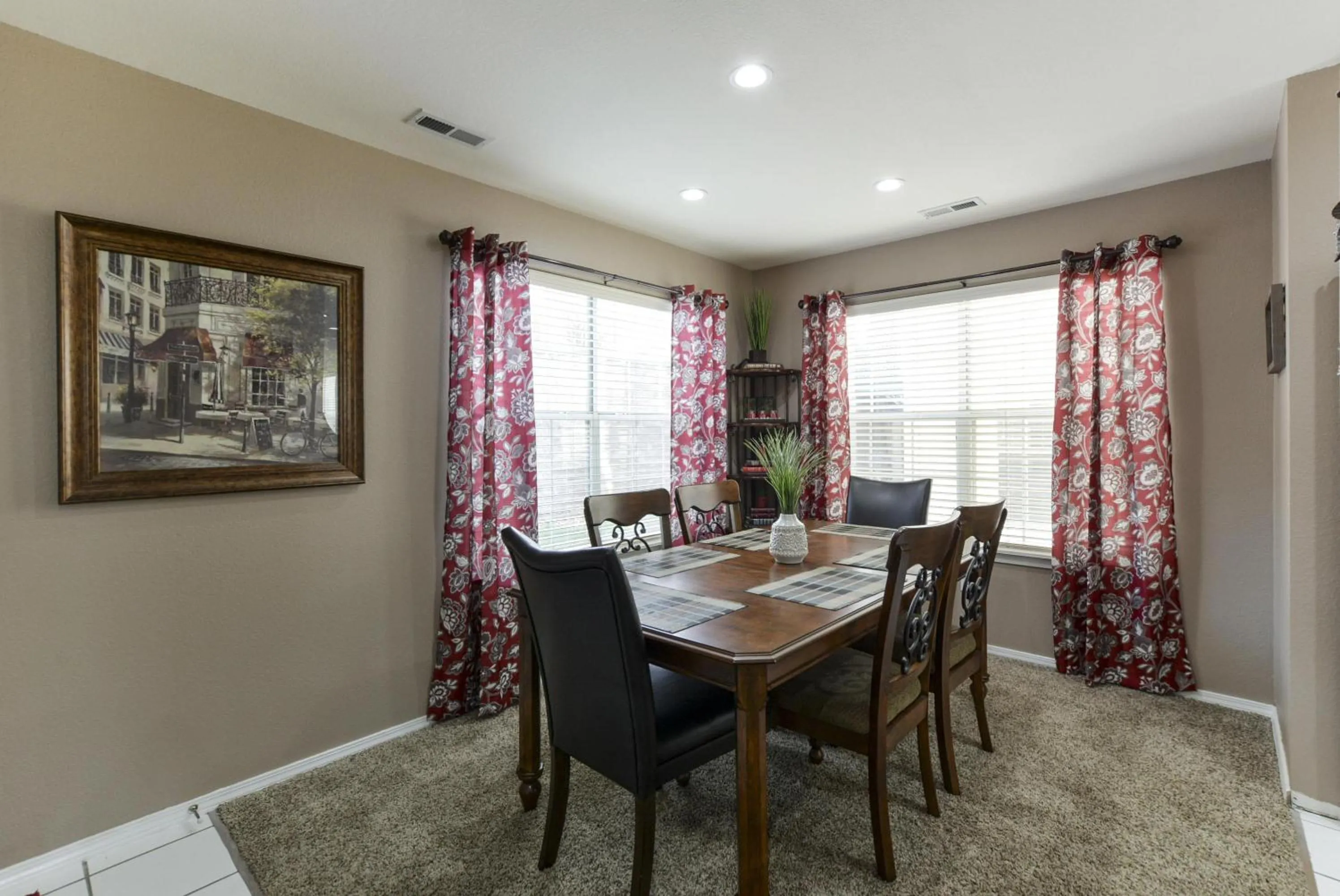 Living room in Little House On The Fairway- Luxury Golf Condo -updated - 2min Off Strip!!