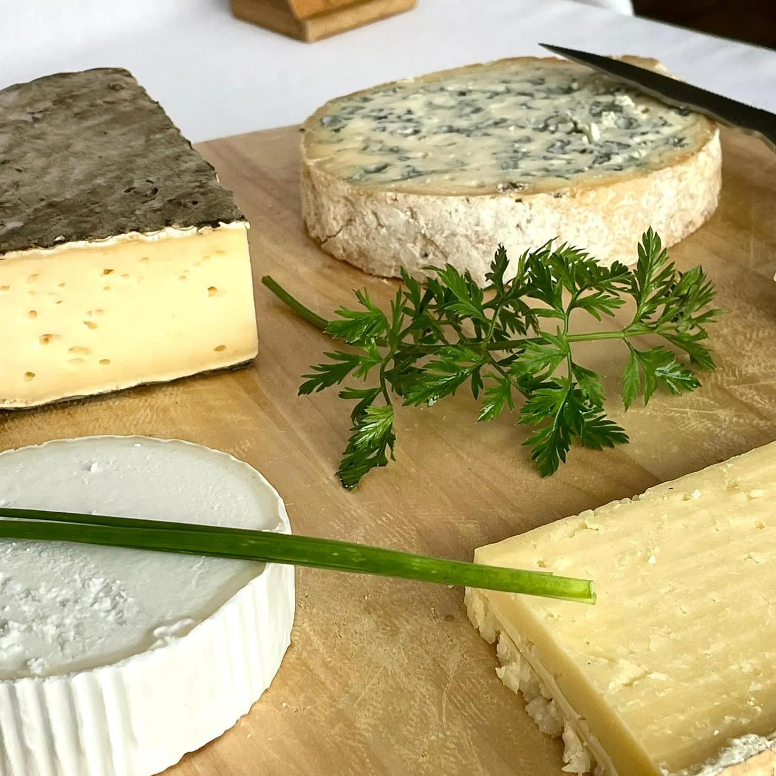 Restaurant/places to eat in Hôtel Restaurant Le Grillon