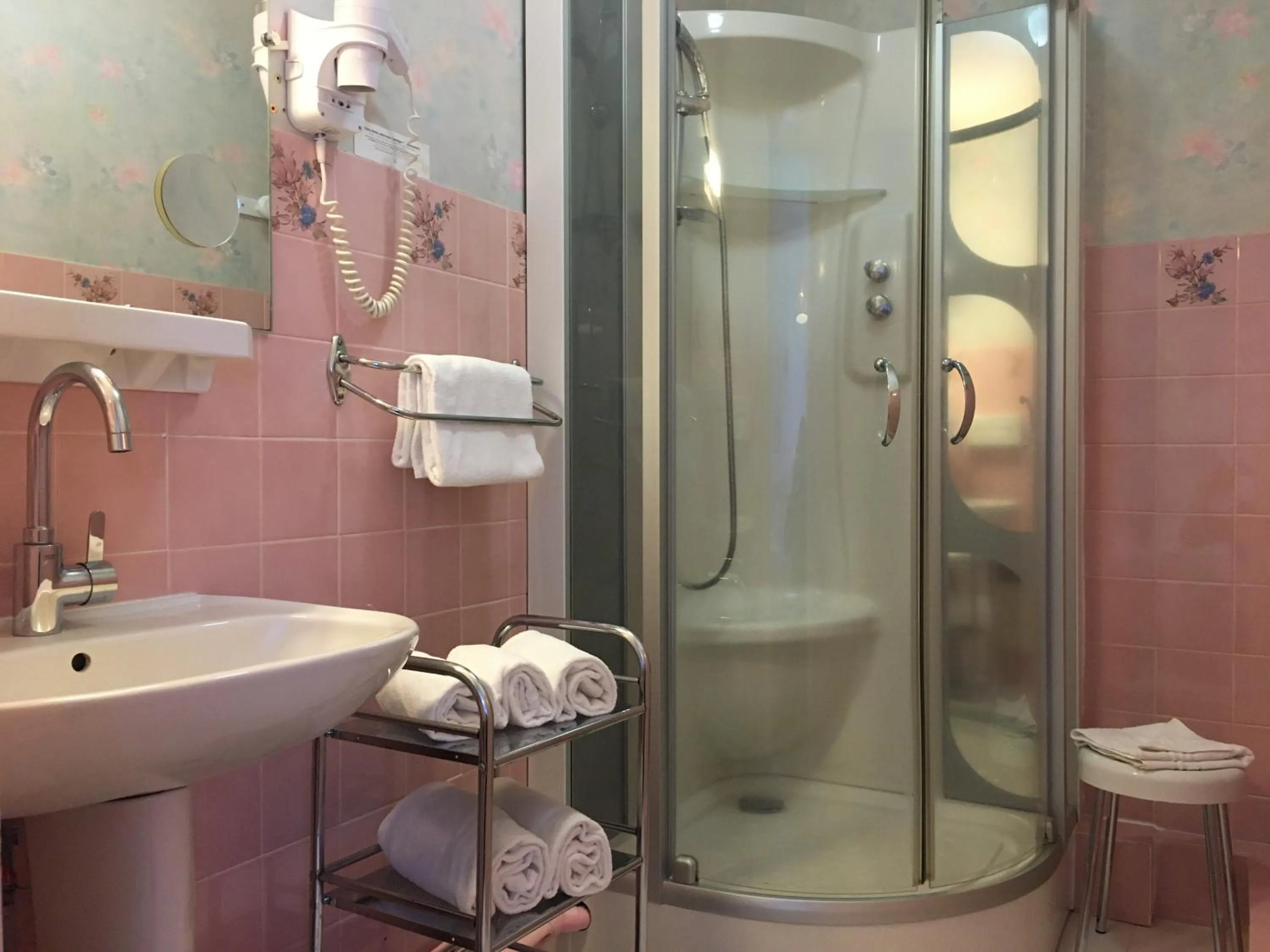 Bedroom in Hôtel Restaurant Le Grillon