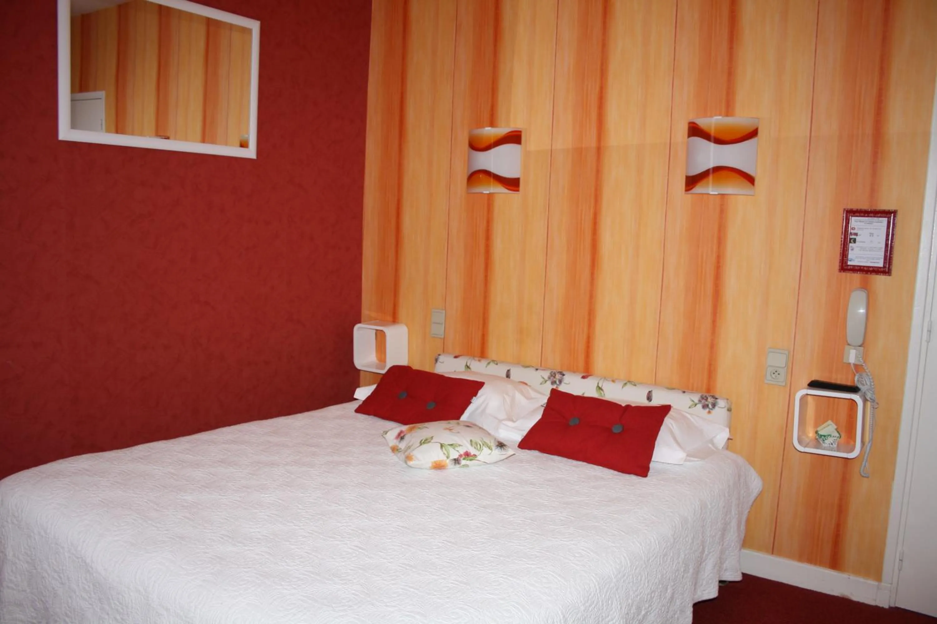 Bed in Hôtel Restaurant Le Grillon