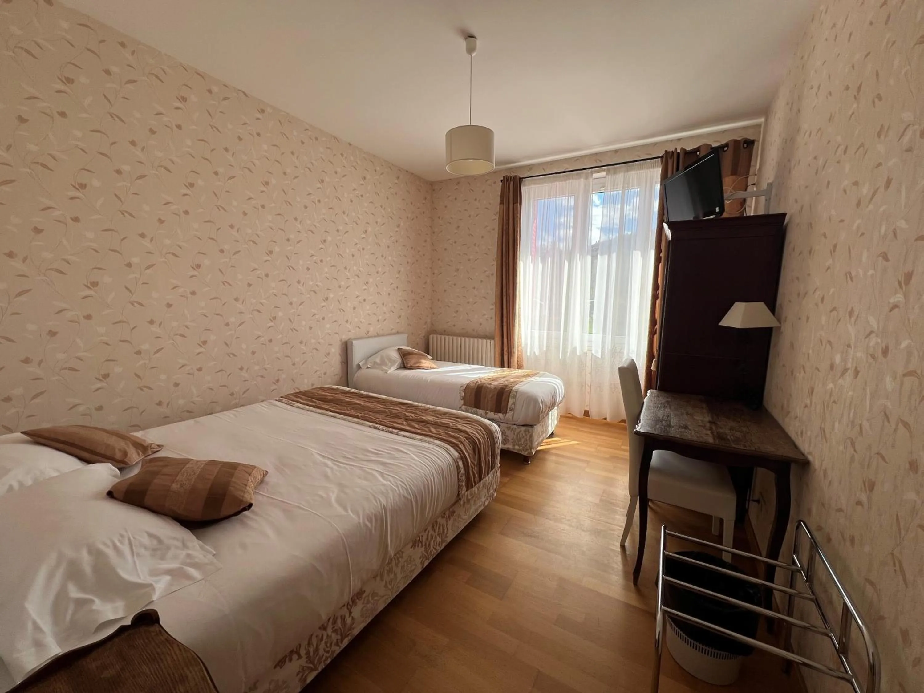 Photo of the whole room, Bed in Hôtel Restaurant Le Grillon