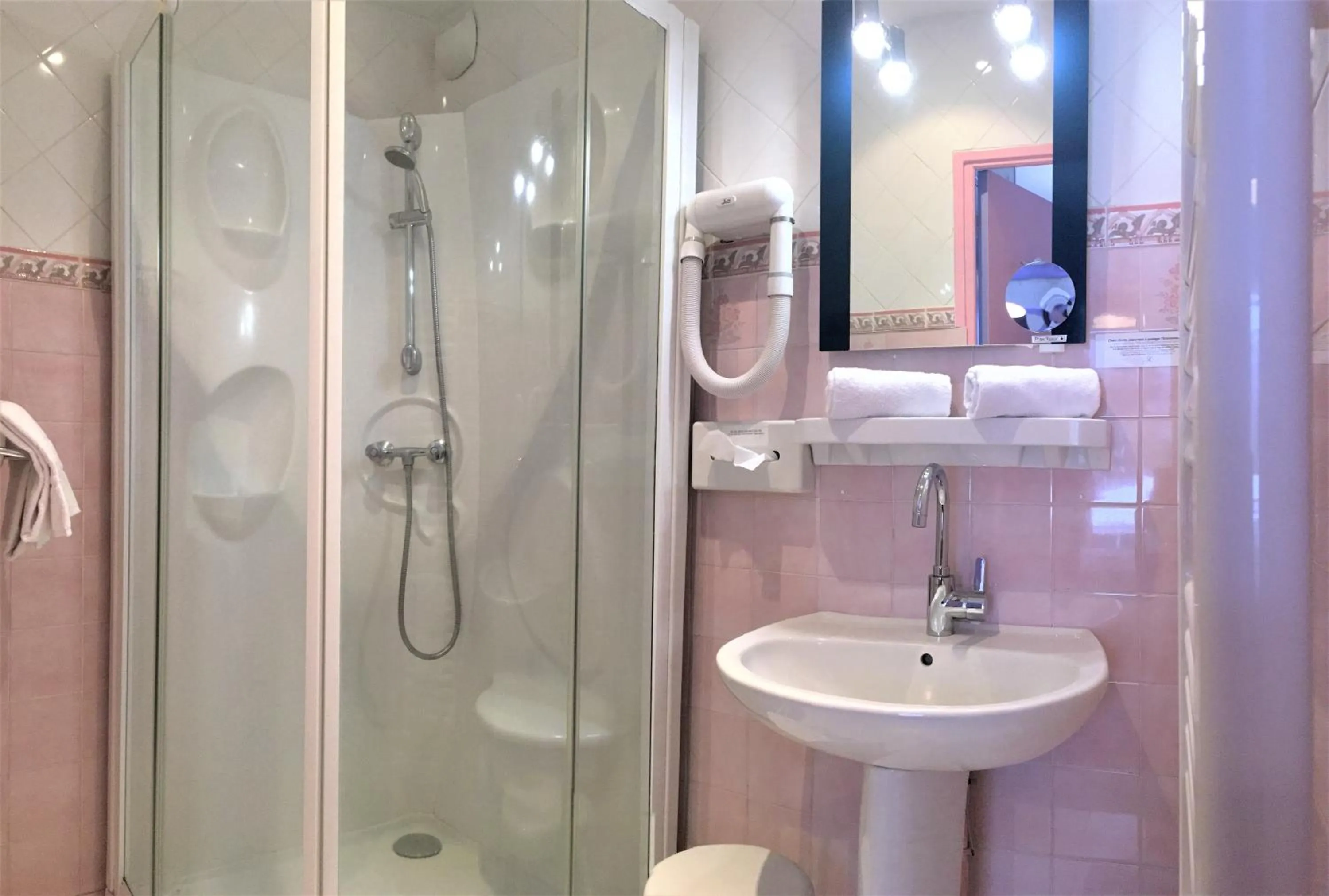 Bathroom in Hôtel Restaurant Le Grillon