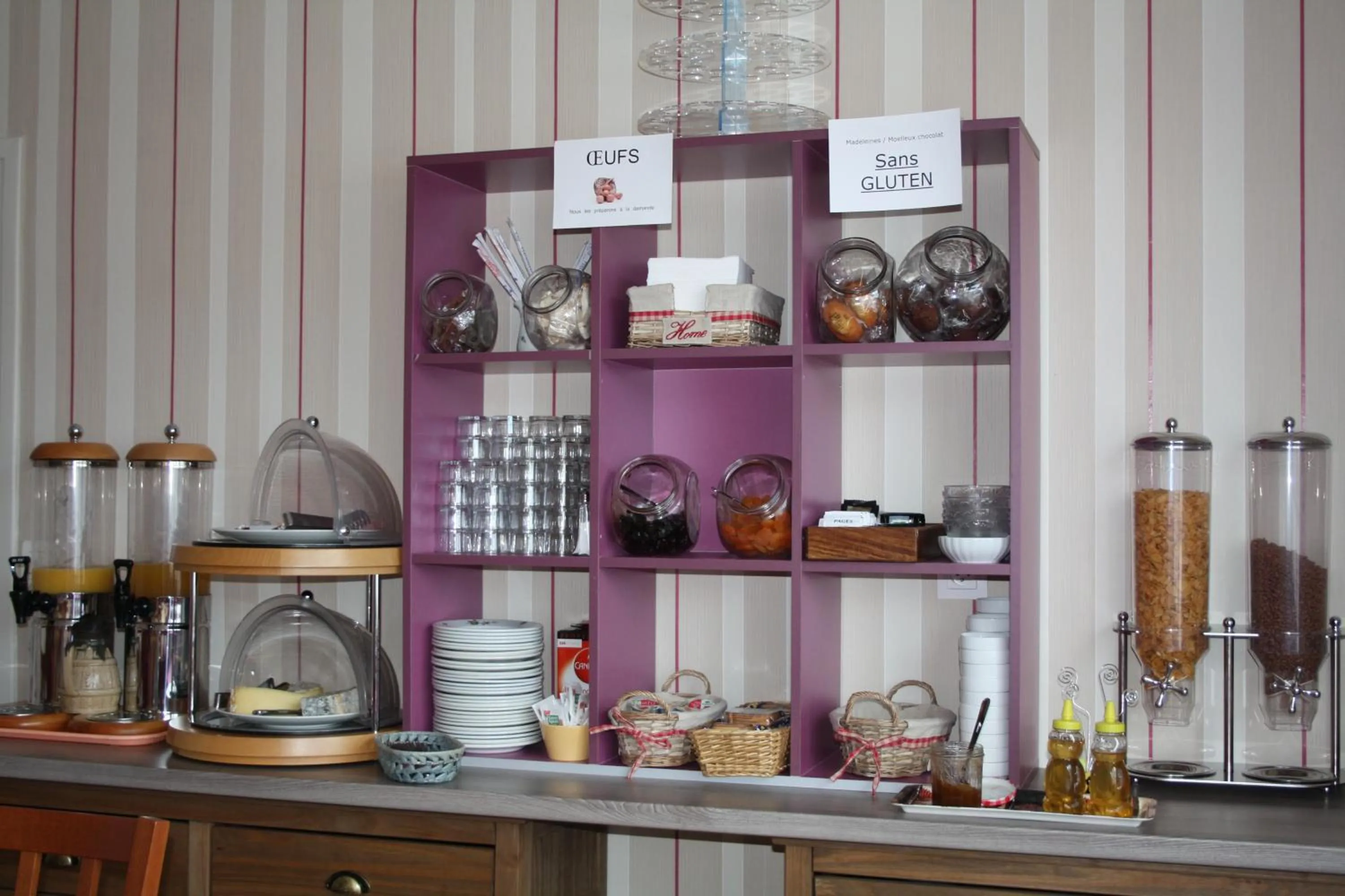 Breakfast in Hôtel Restaurant Le Grillon