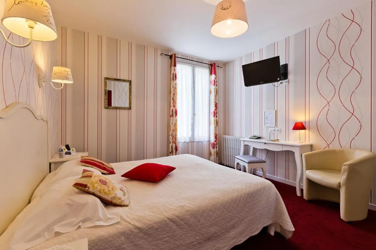 Photo of the whole room, Bed in Hôtel Restaurant Le Grillon