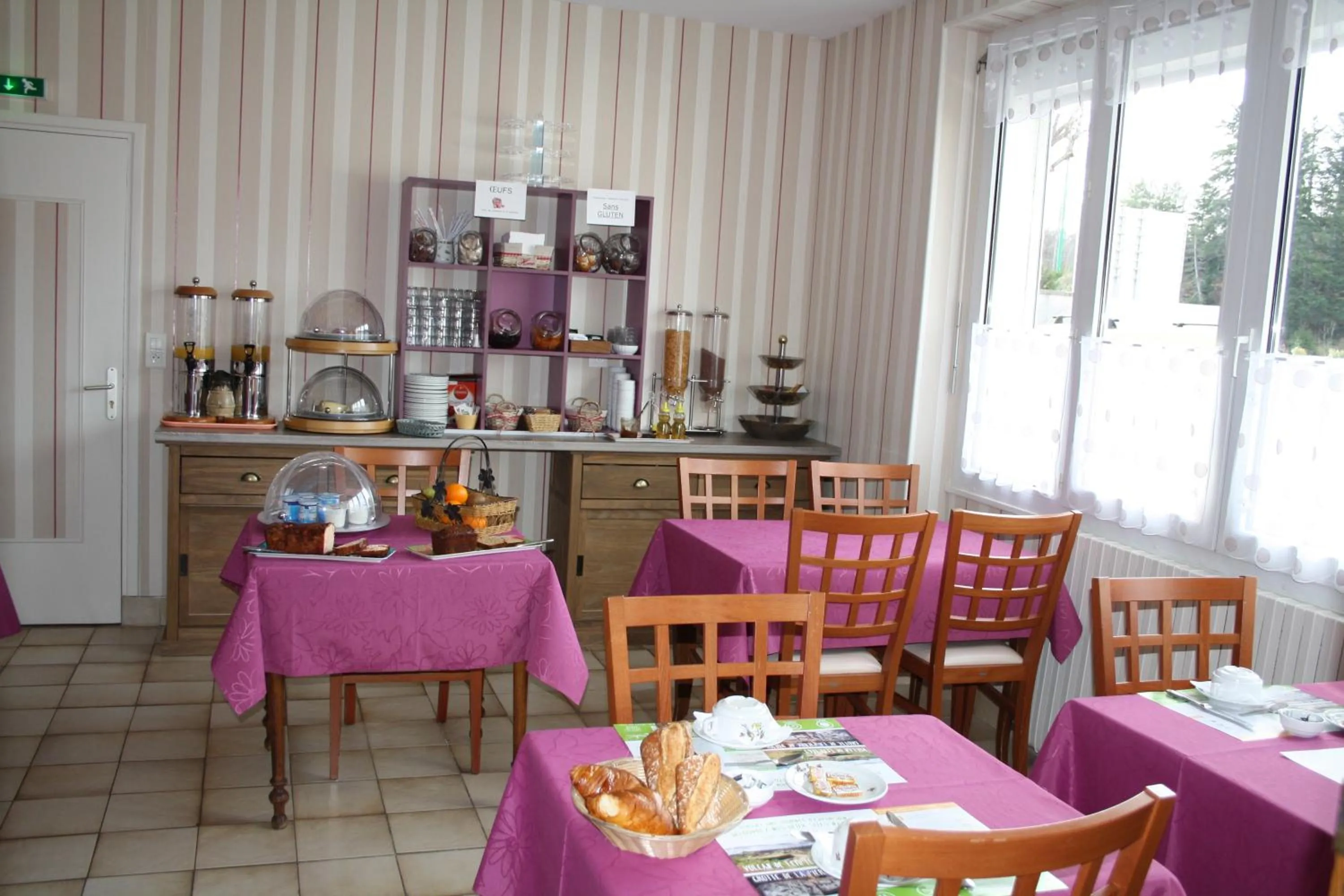 Restaurant/places to eat in Hôtel Restaurant Le Grillon