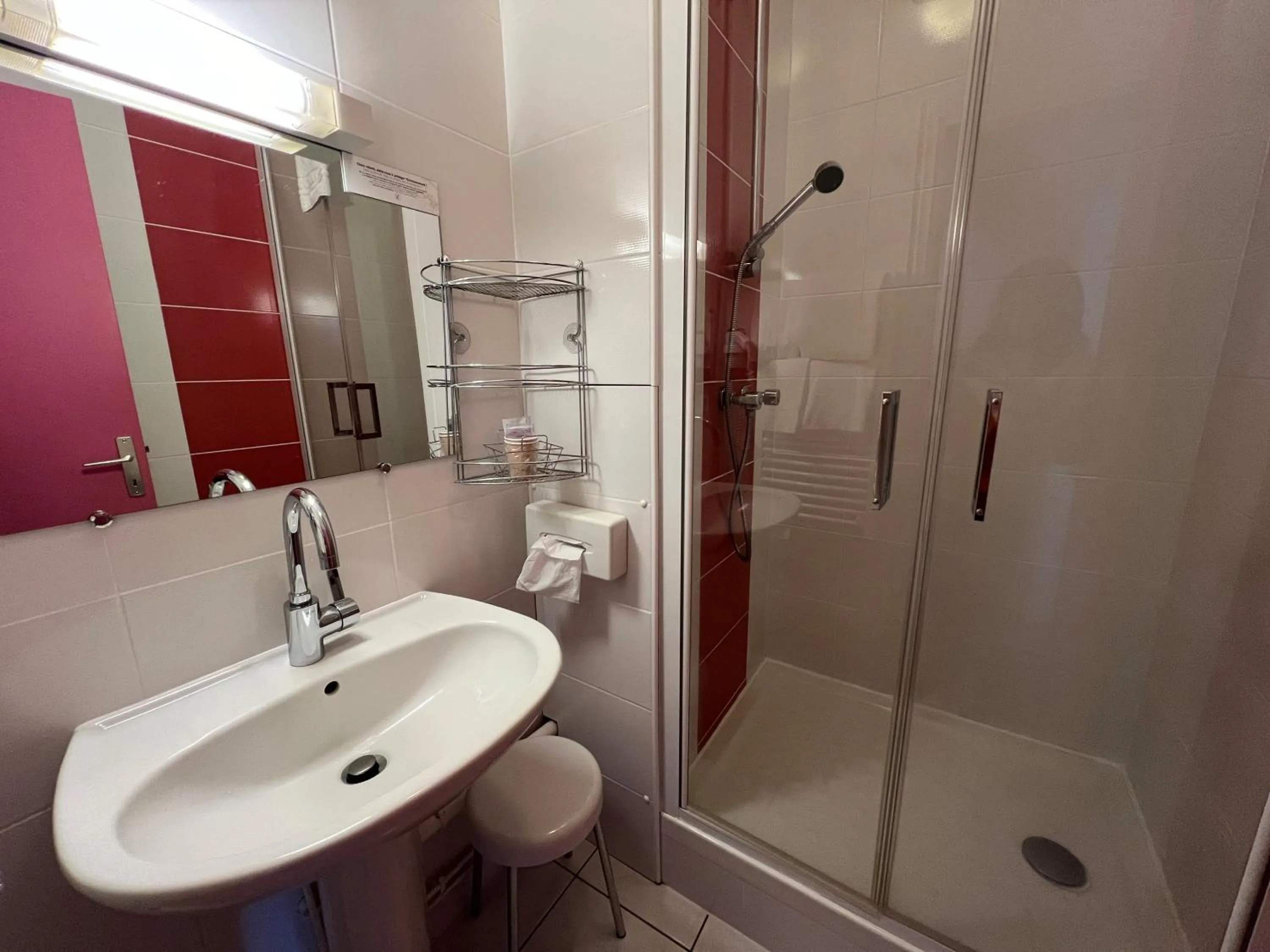 Bathroom in Hôtel Restaurant Le Grillon