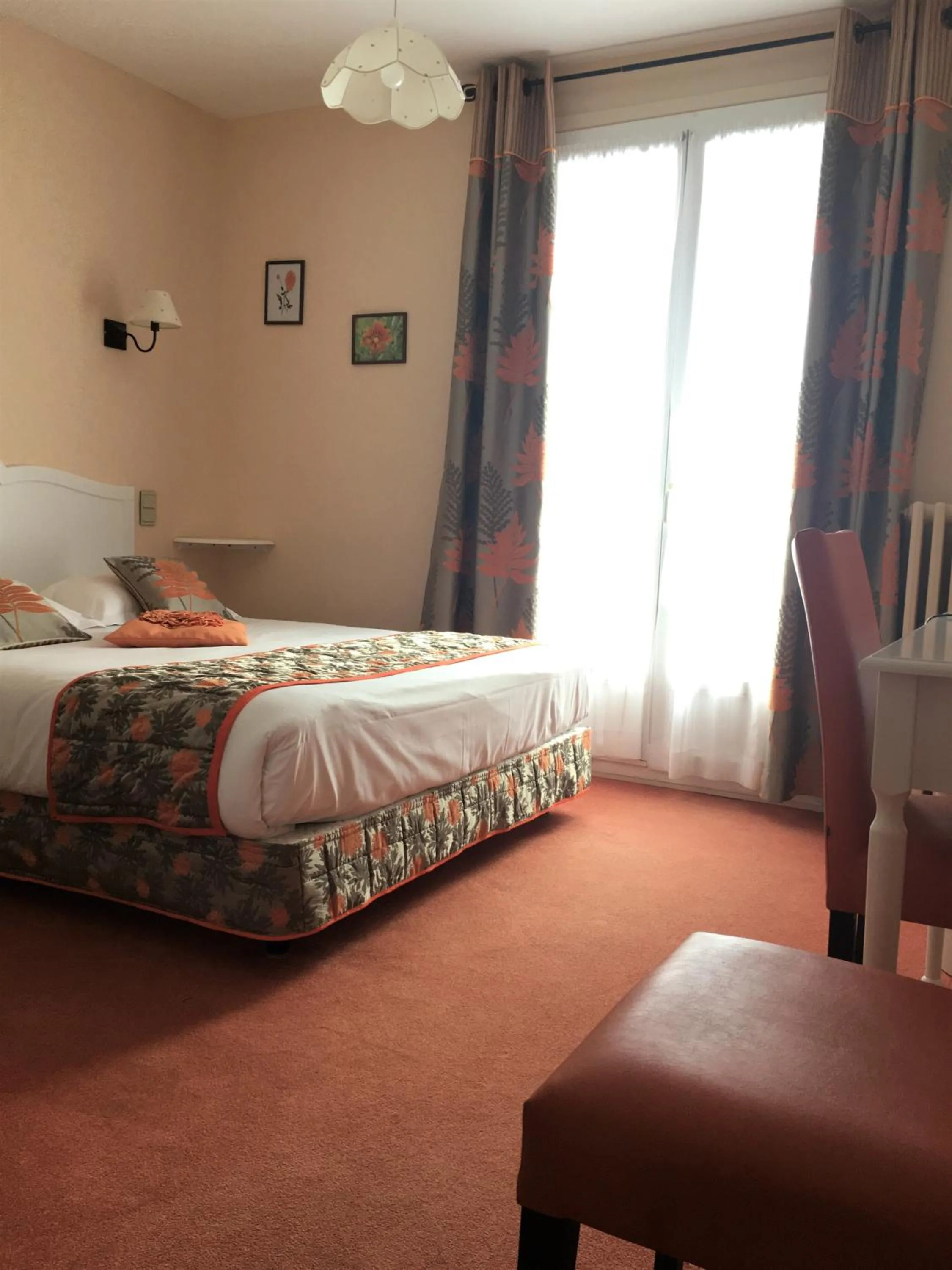 Bed in Hôtel Restaurant Le Grillon