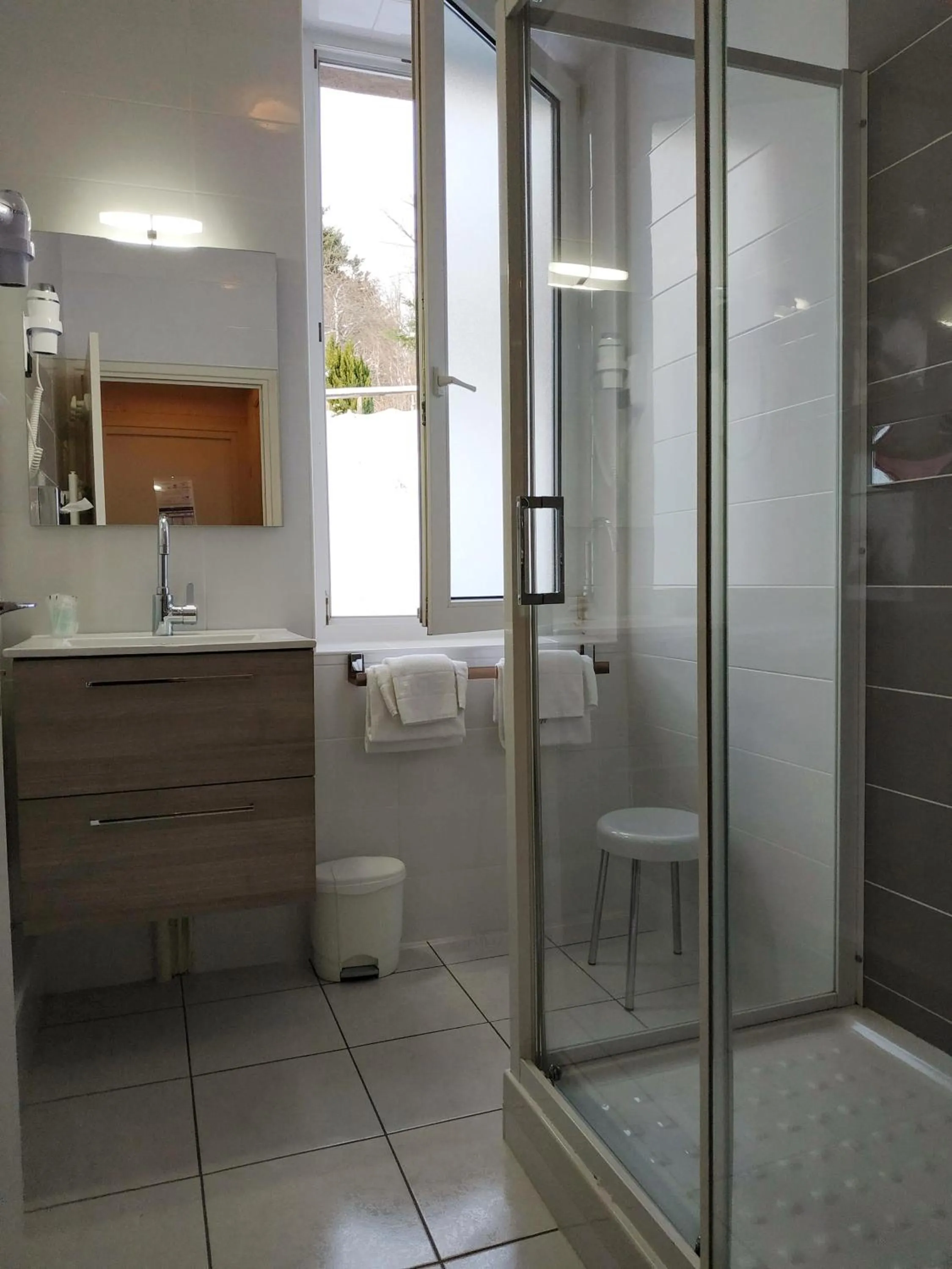 Bathroom in Hôtel Restaurant Le Grillon