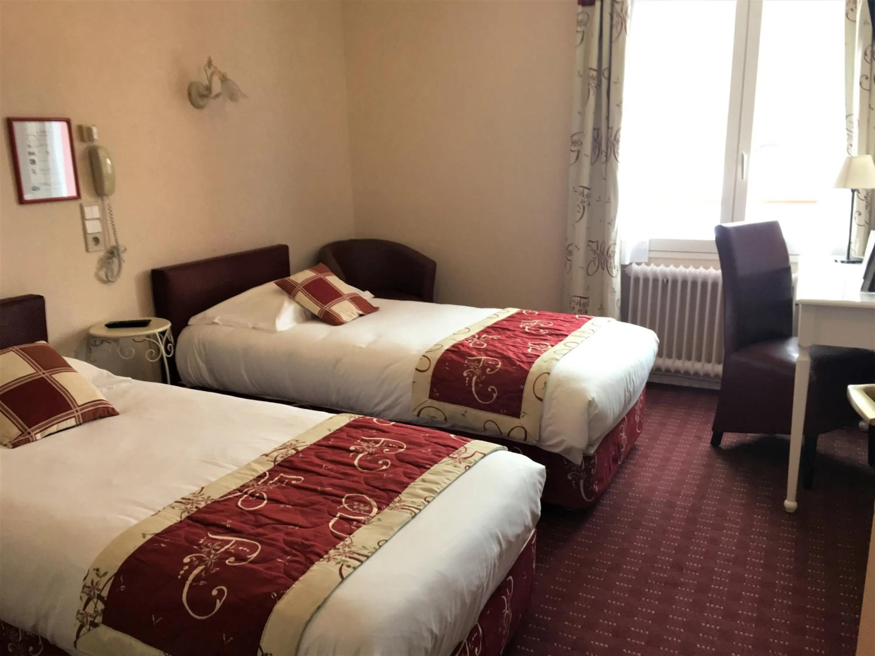 Bed in Hôtel Restaurant Le Grillon