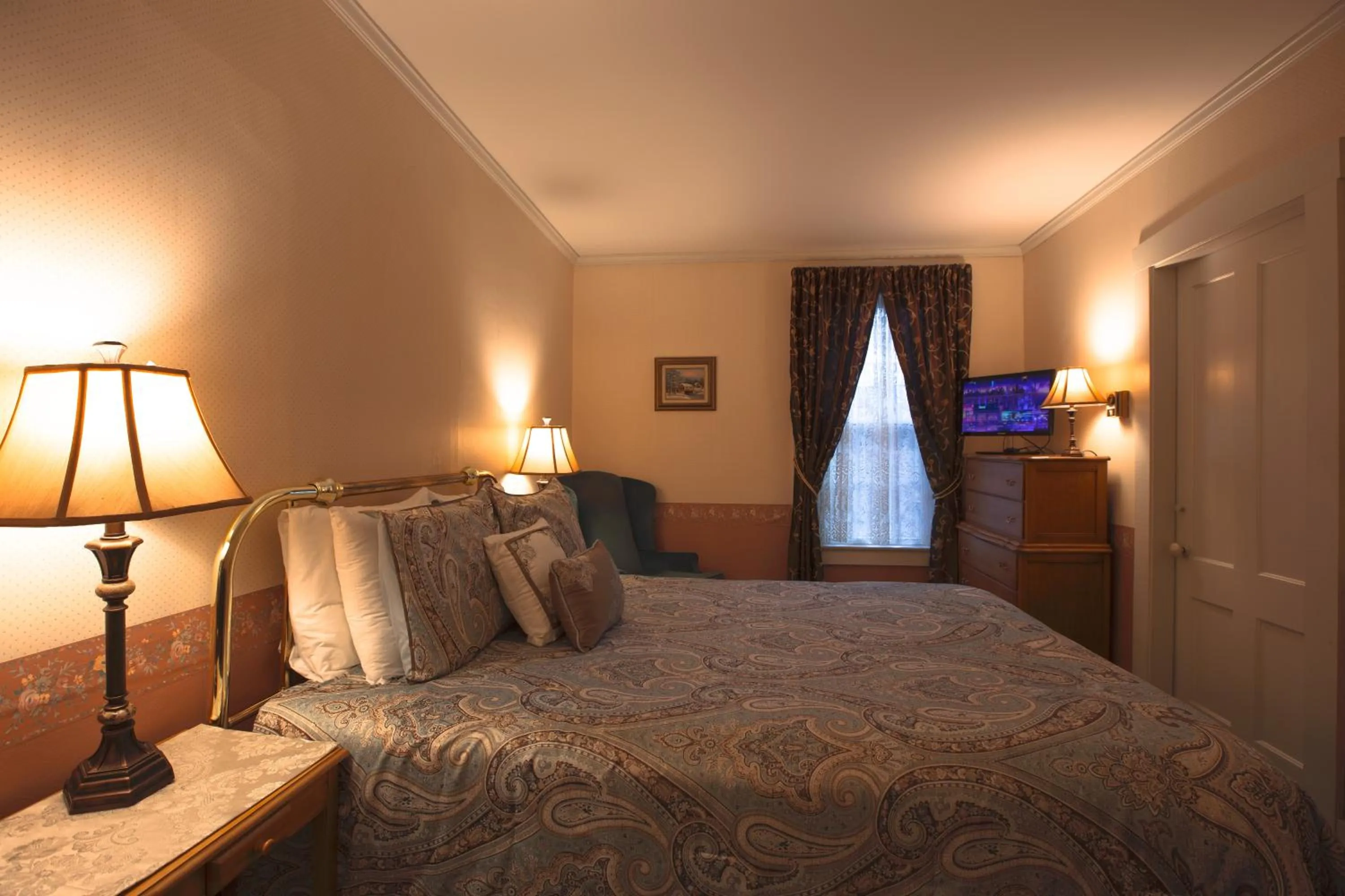 Bed in Deerfield Valley Inn - Mt Snow