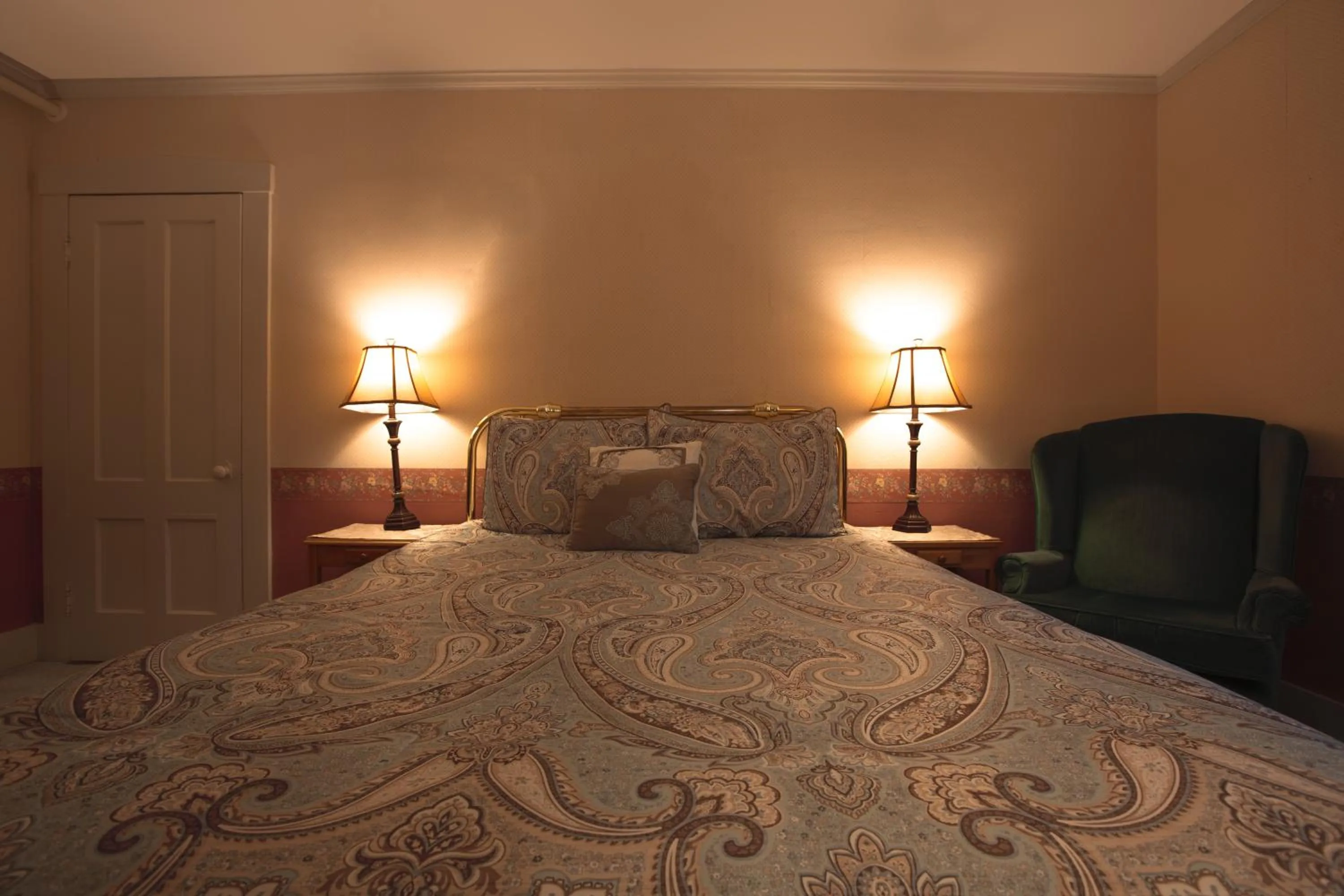 Bed in Deerfield Valley Inn - Mt Snow