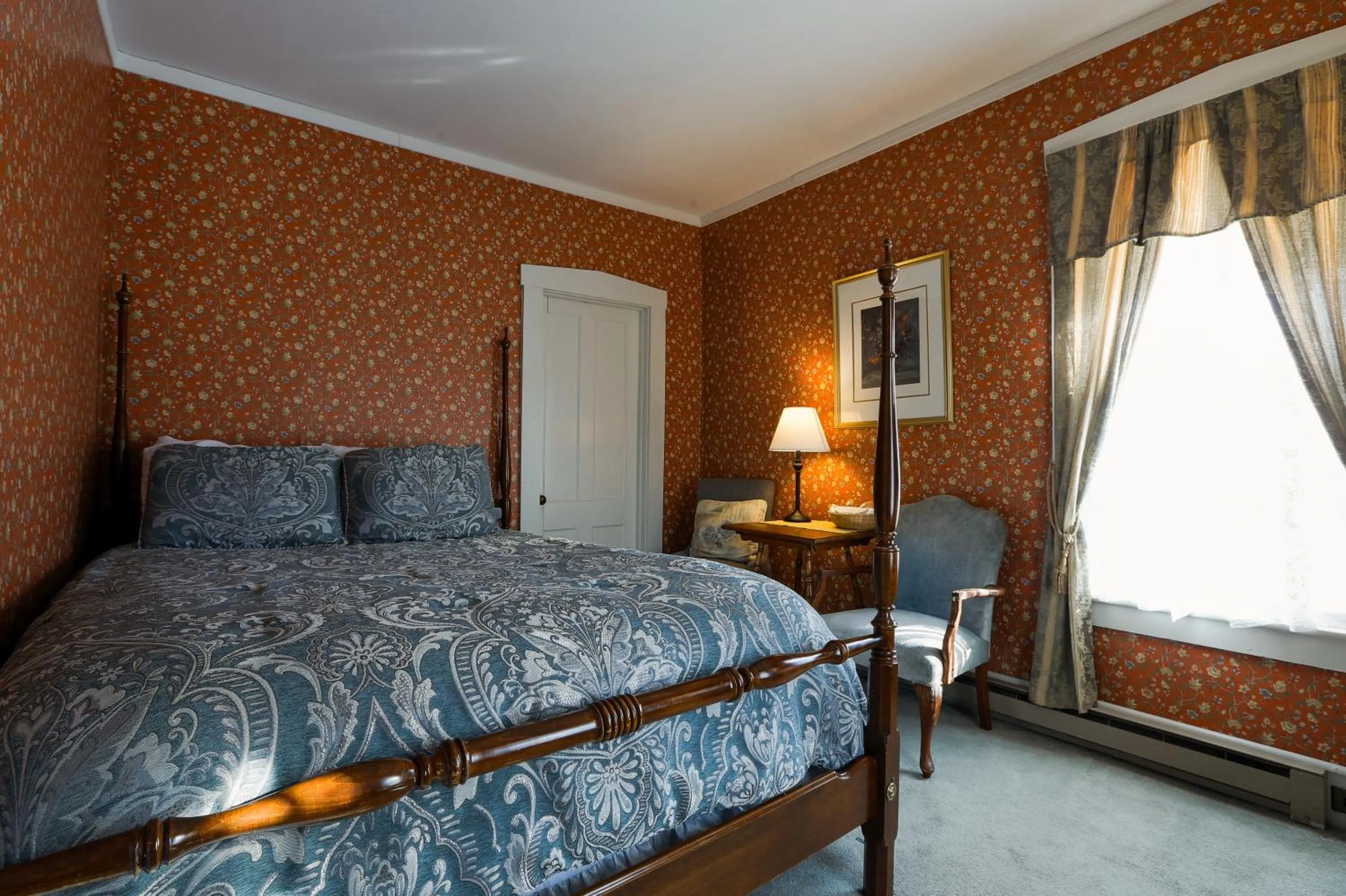 Bed in Deerfield Valley Inn - Mt Snow