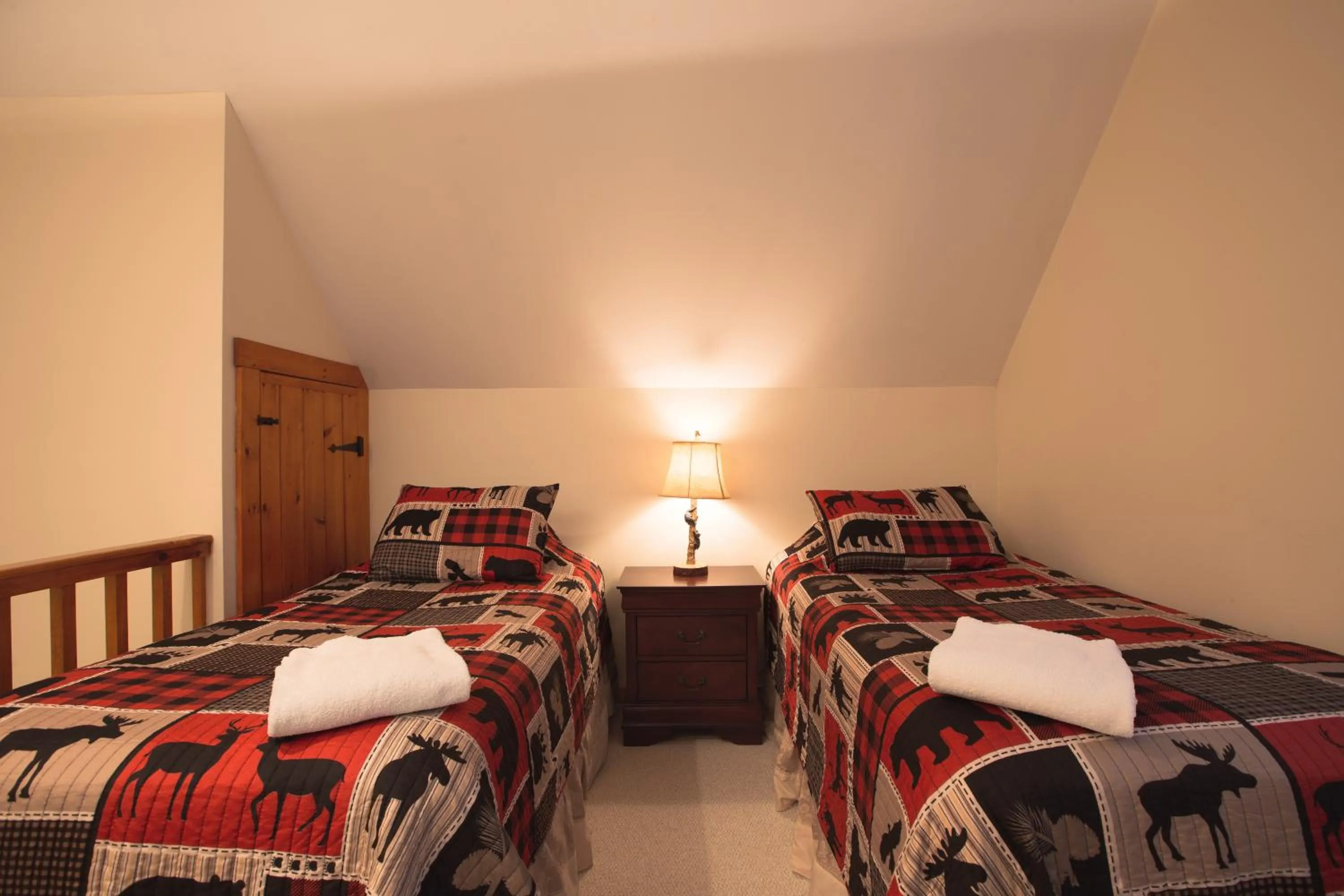 Bed in Deerfield Valley Inn - Mt Snow