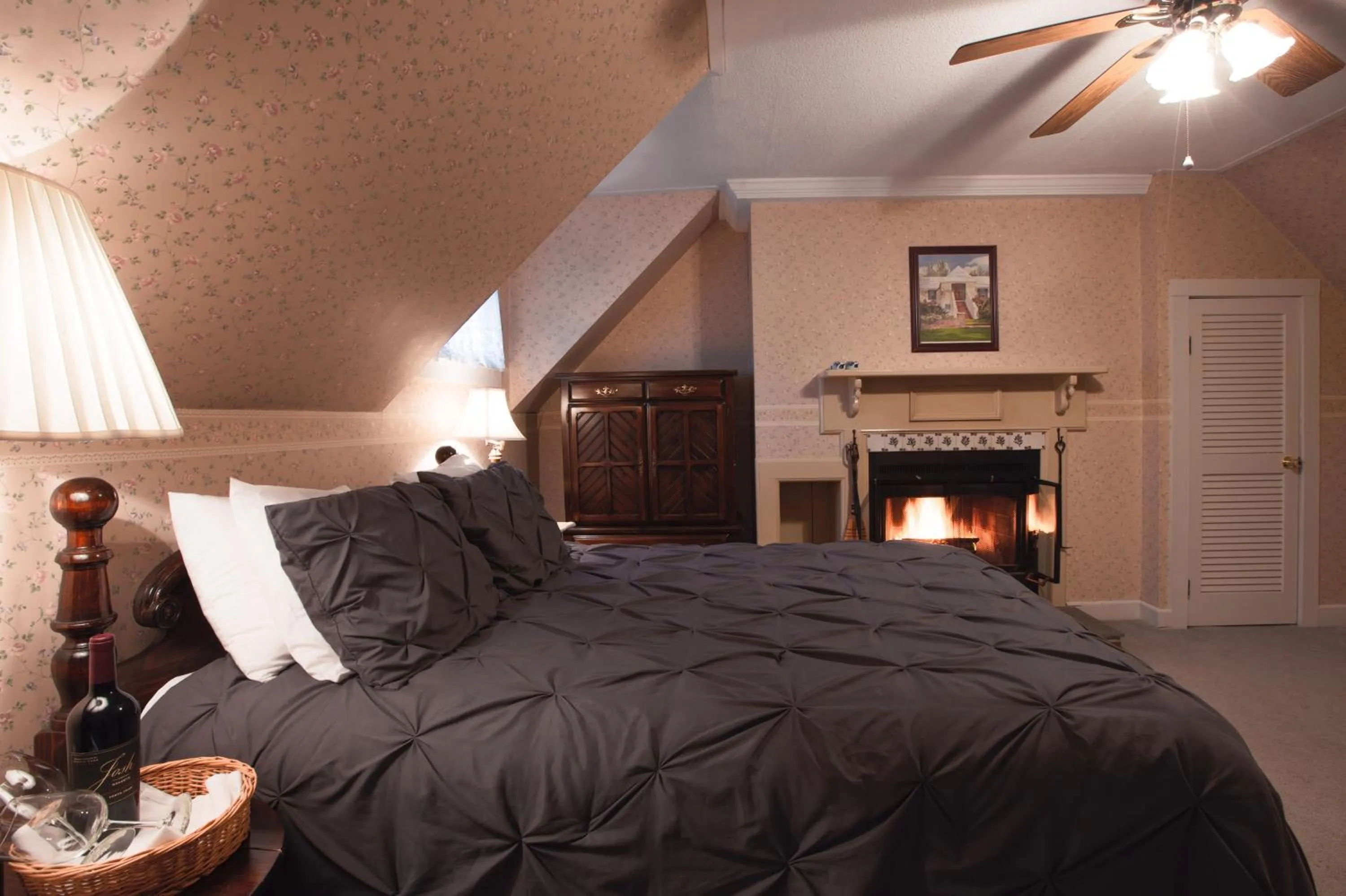 Bed in Deerfield Valley Inn - Mt Snow