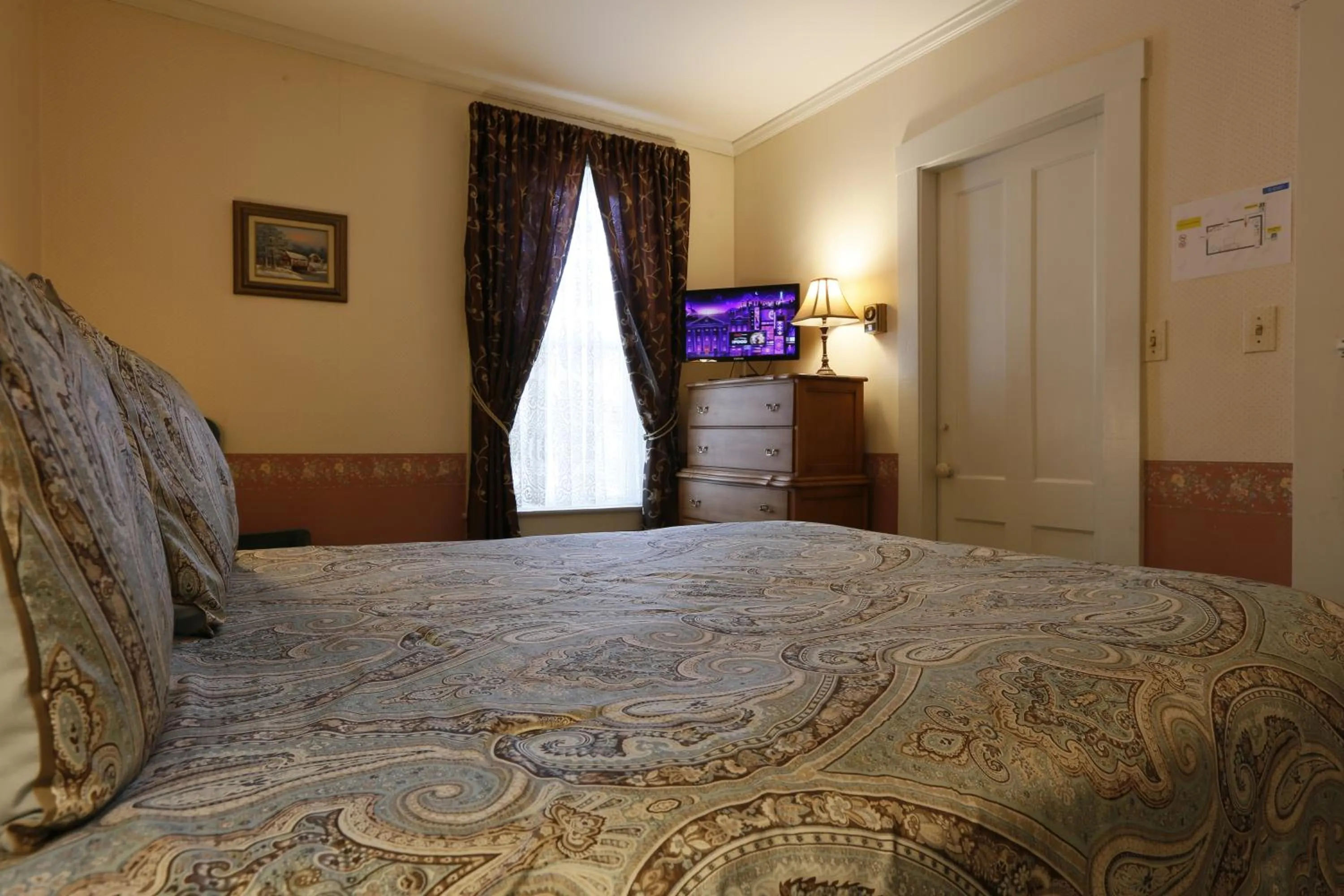 Bedroom, Bed in Deerfield Valley Inn - Mt Snow