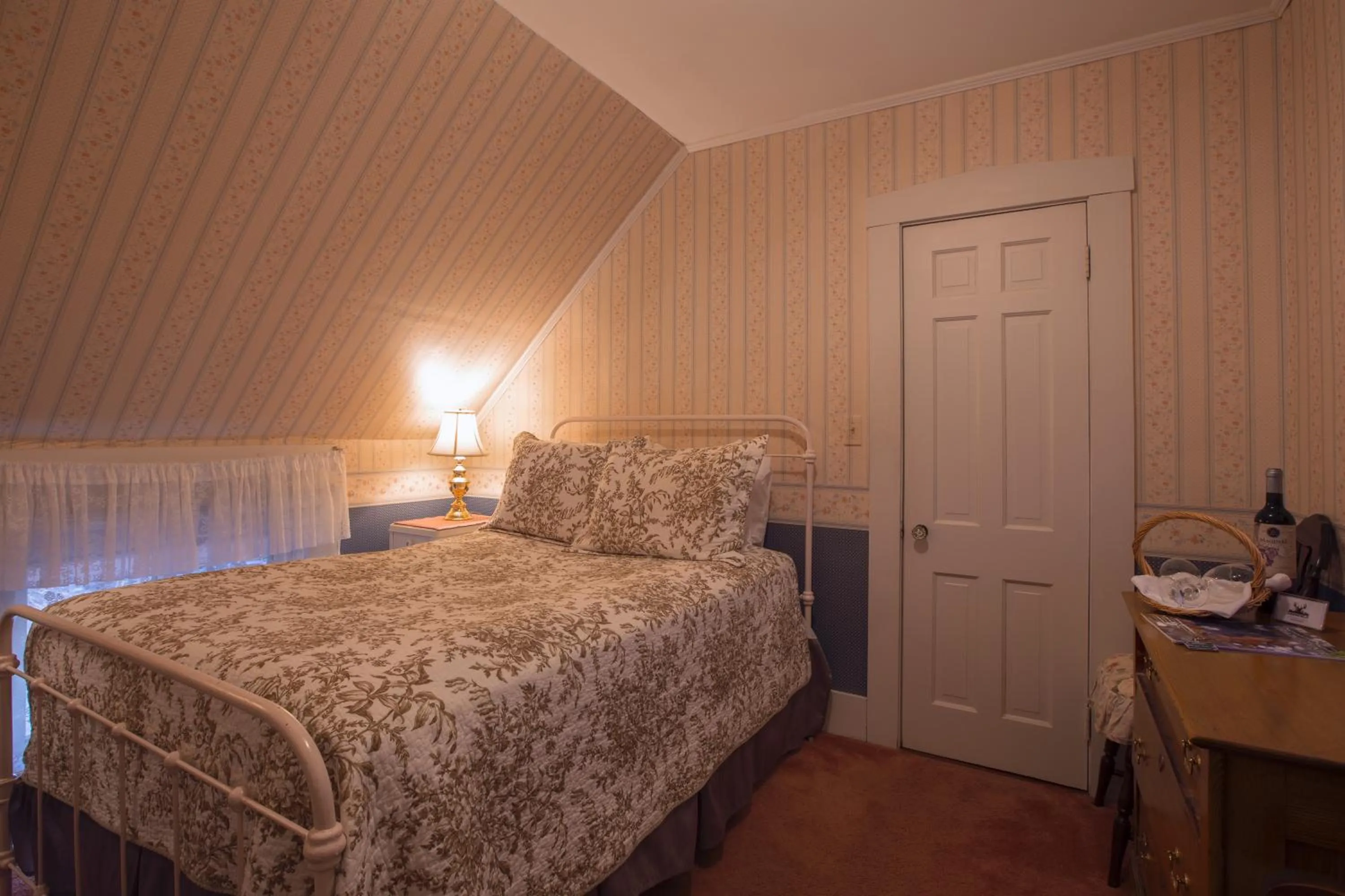 Bed in Deerfield Valley Inn - Mt Snow