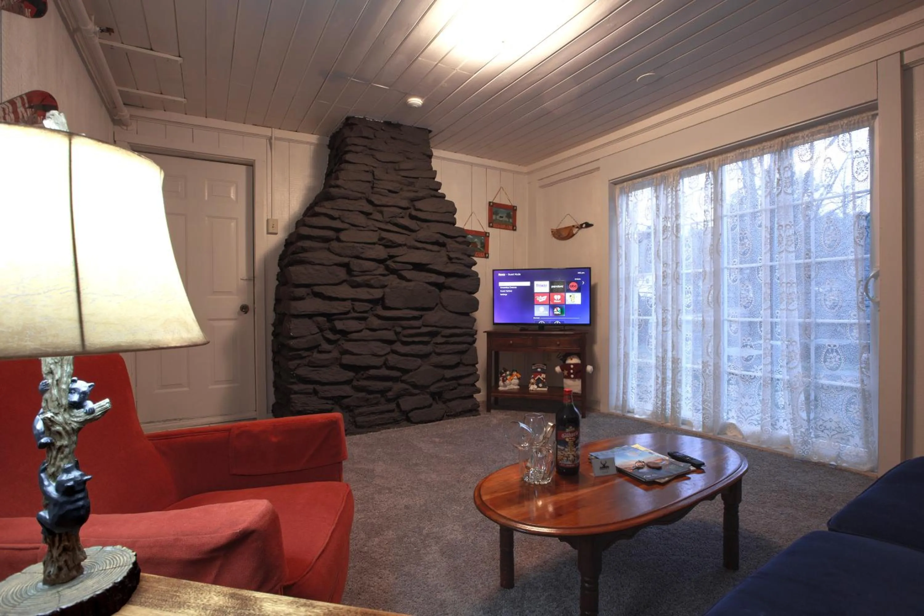 Communal lounge/ TV room in Deerfield Valley Inn - Mt Snow