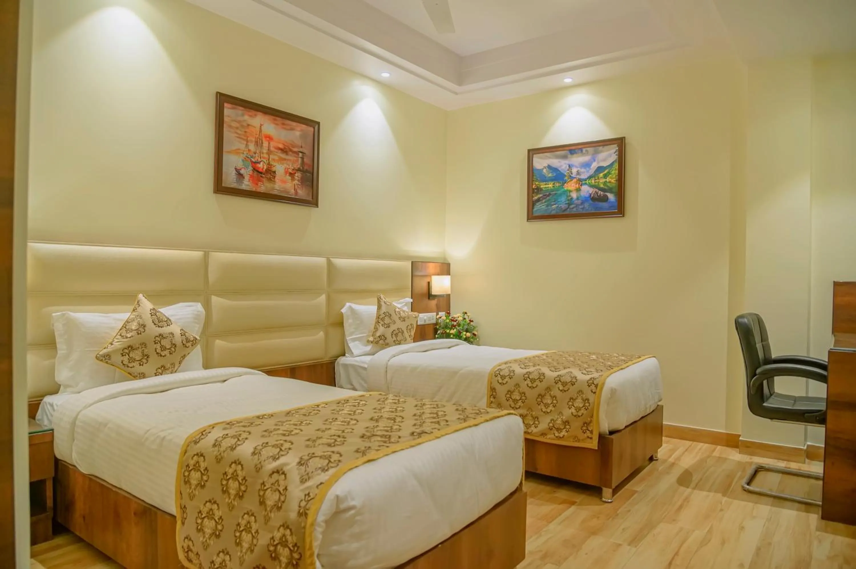 Bed in Hotel Hira Inn-10mins From Railway Station & Bus Station