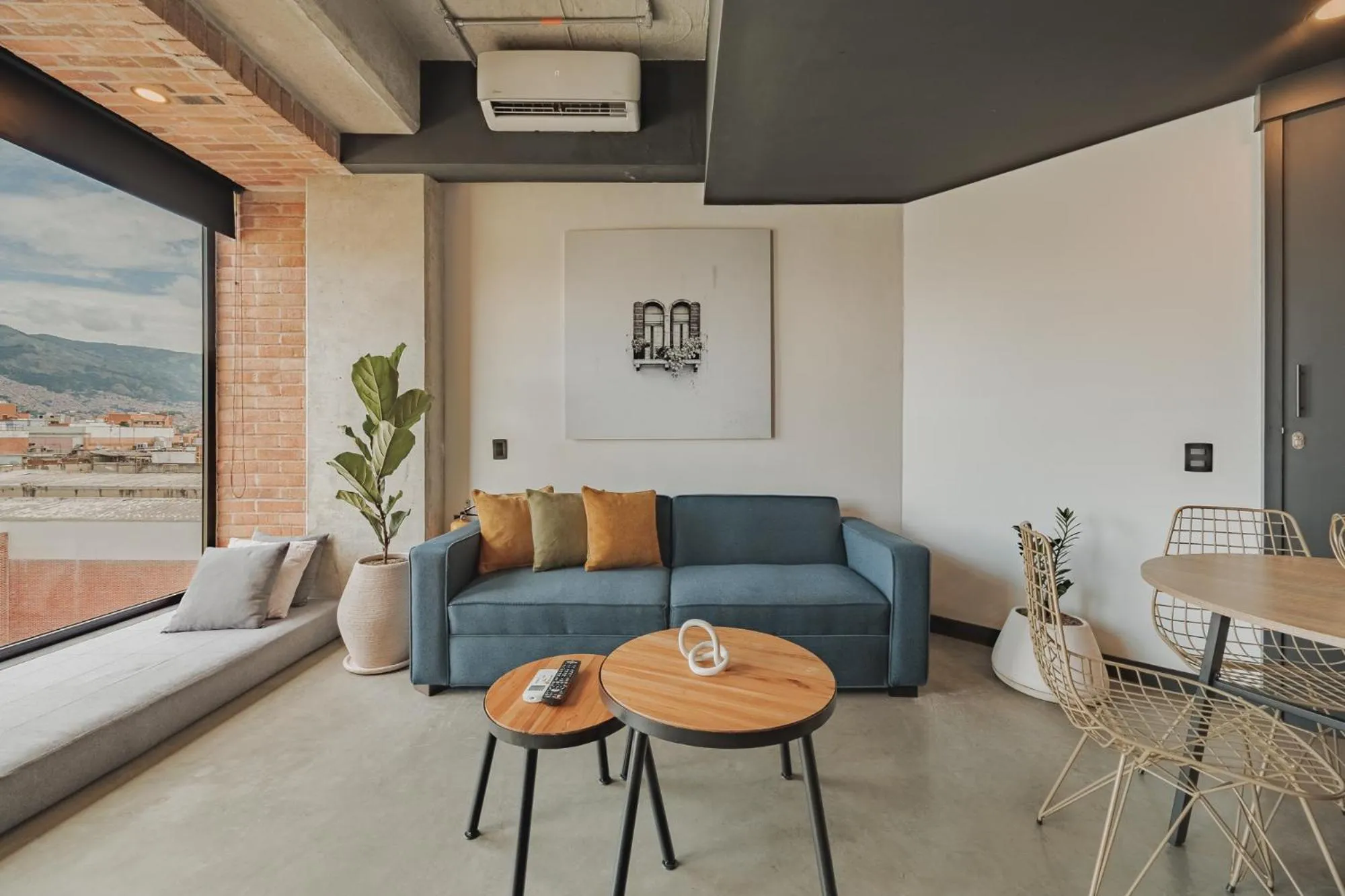 TV and multimedia in Hotel 3450 Living Lofts