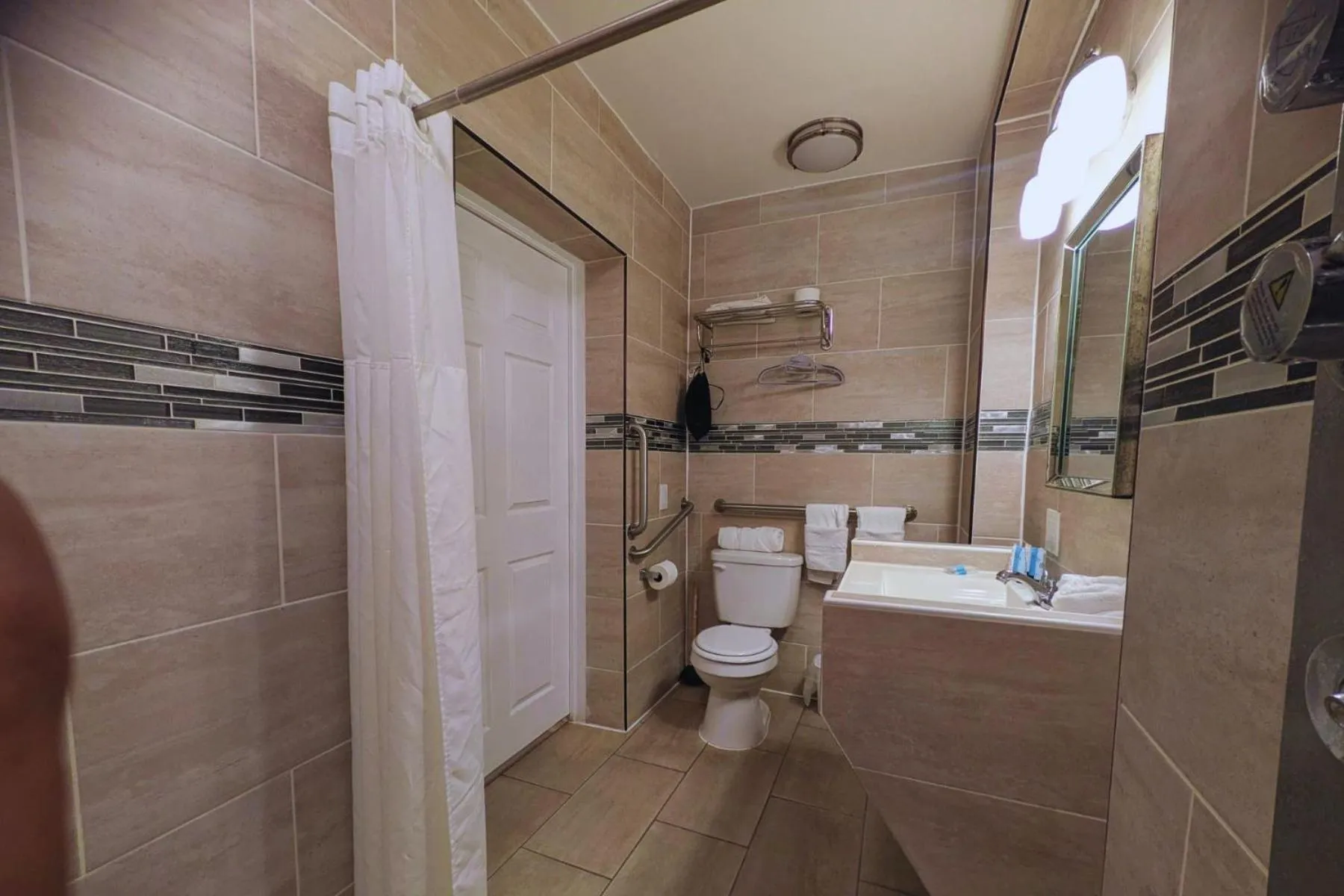 Toilet in Coastal Sands Inn