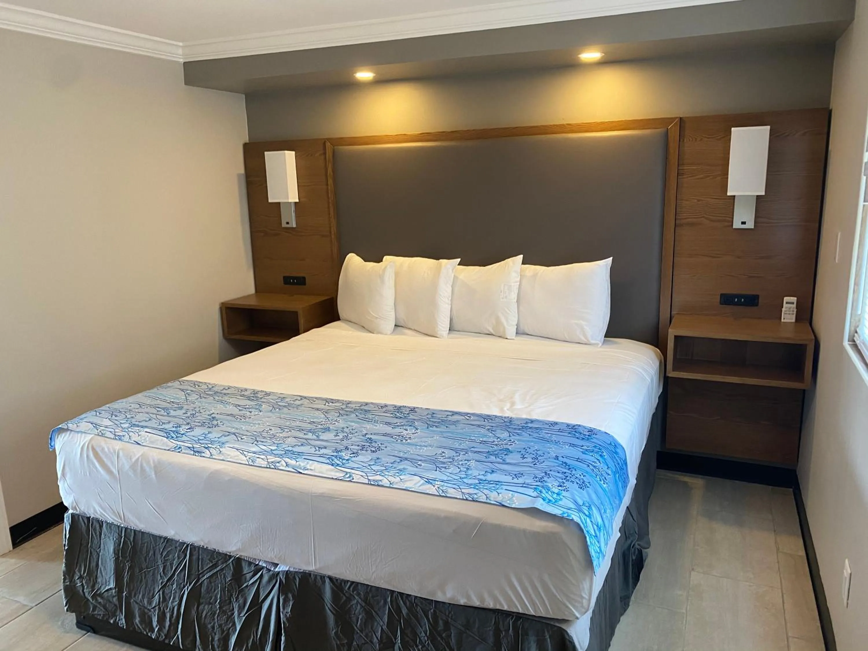 Bed in Coastal Sands Inn