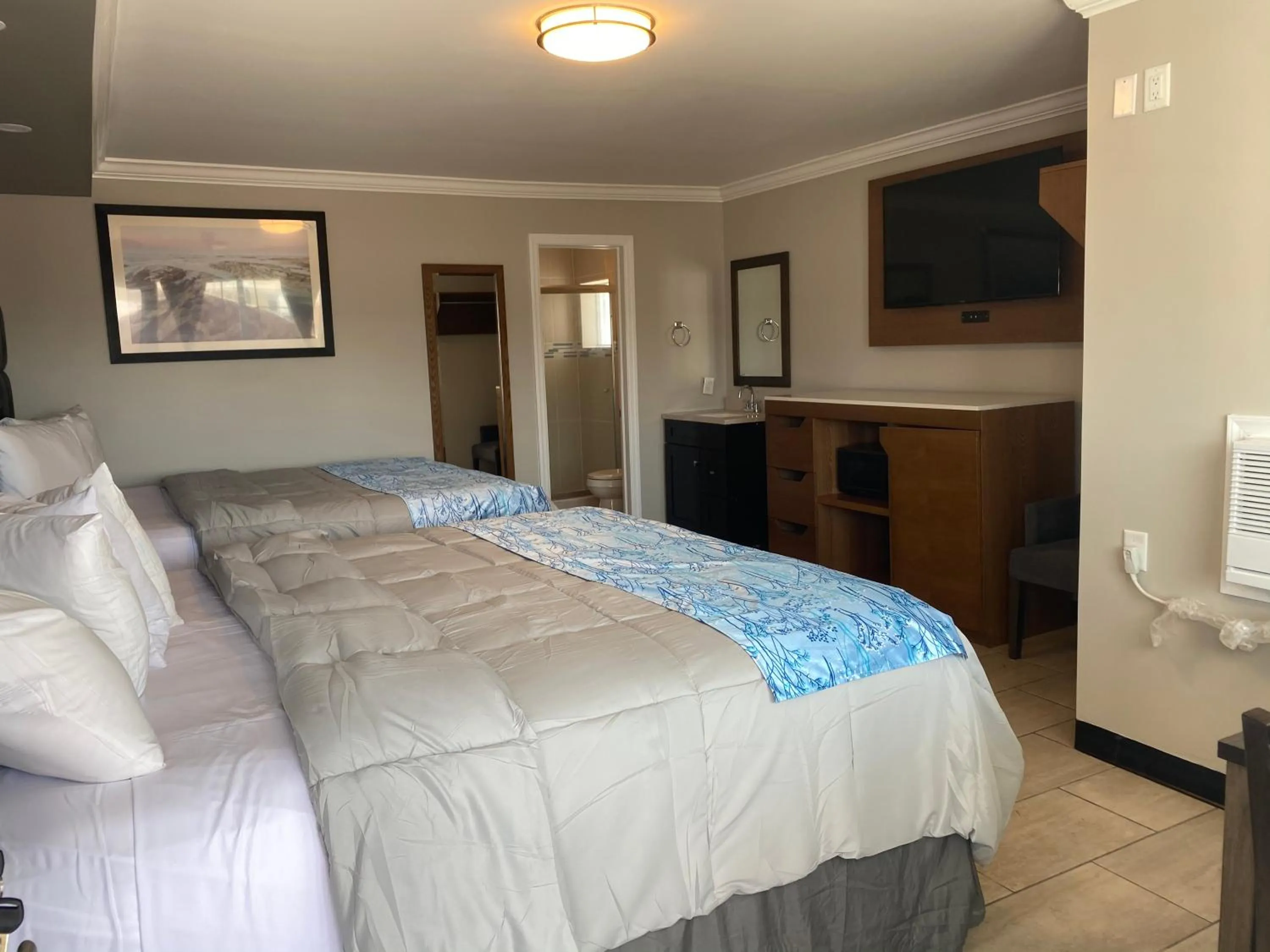 Photo of the whole room, Bed in Coastal Sands Inn