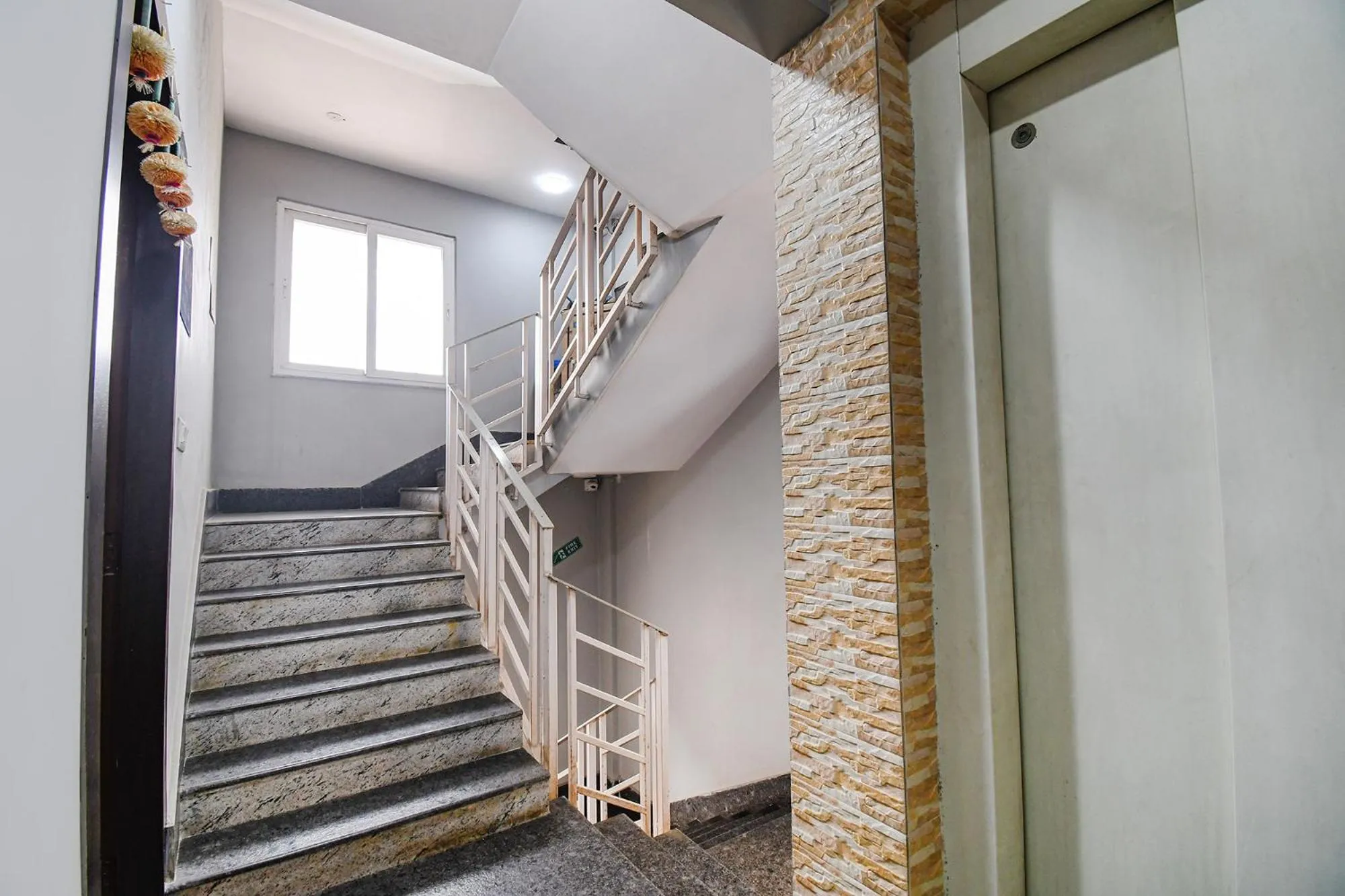 Lobby or reception in FabHotel New Annapurna Plaza - Nr Axis Mall