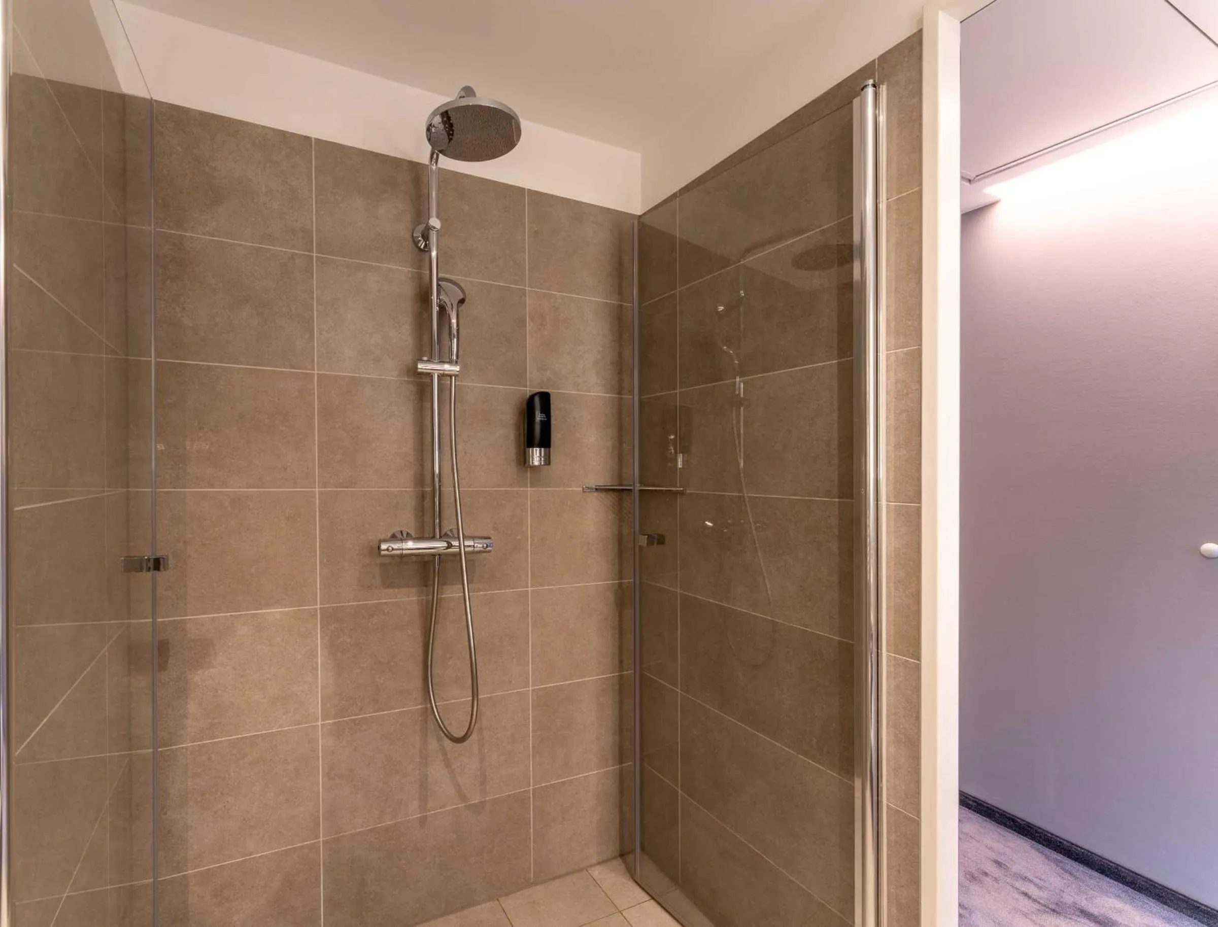 Shower in PLAZA Premium München