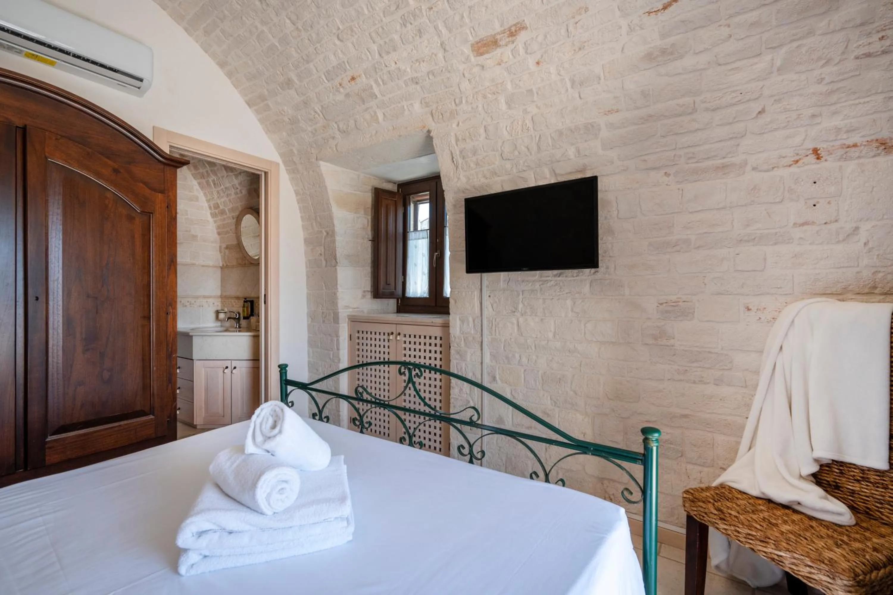 Bedroom, Bed in Trulli Contento - Rooms & Apartments