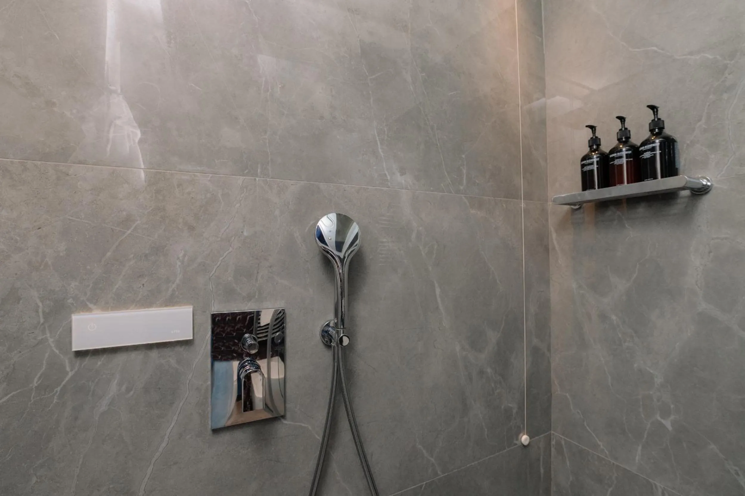 Shower in 10 KEYS MILANO