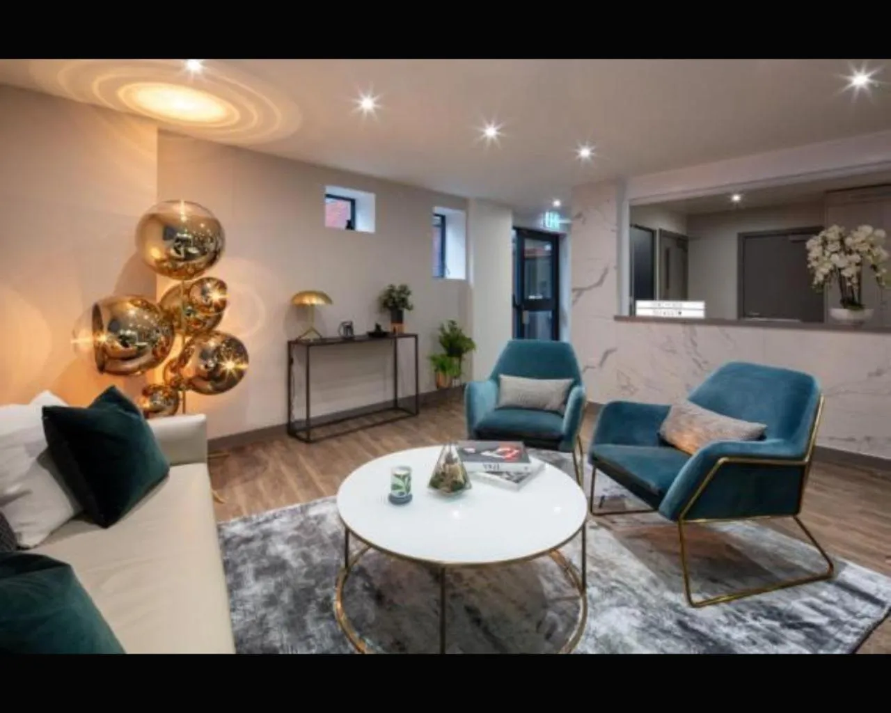 Lobby or reception in Southernhay Court Apartments by Staytor Accommodation