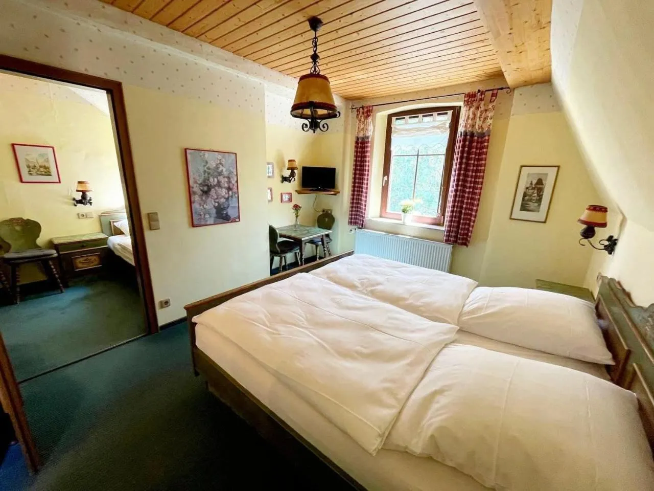 Photo of the whole room, Bed in Bayerischer Hof