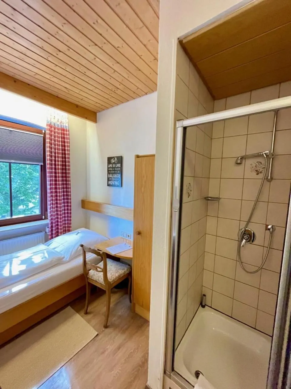 Photo of the whole room, Bed in Bayerischer Hof