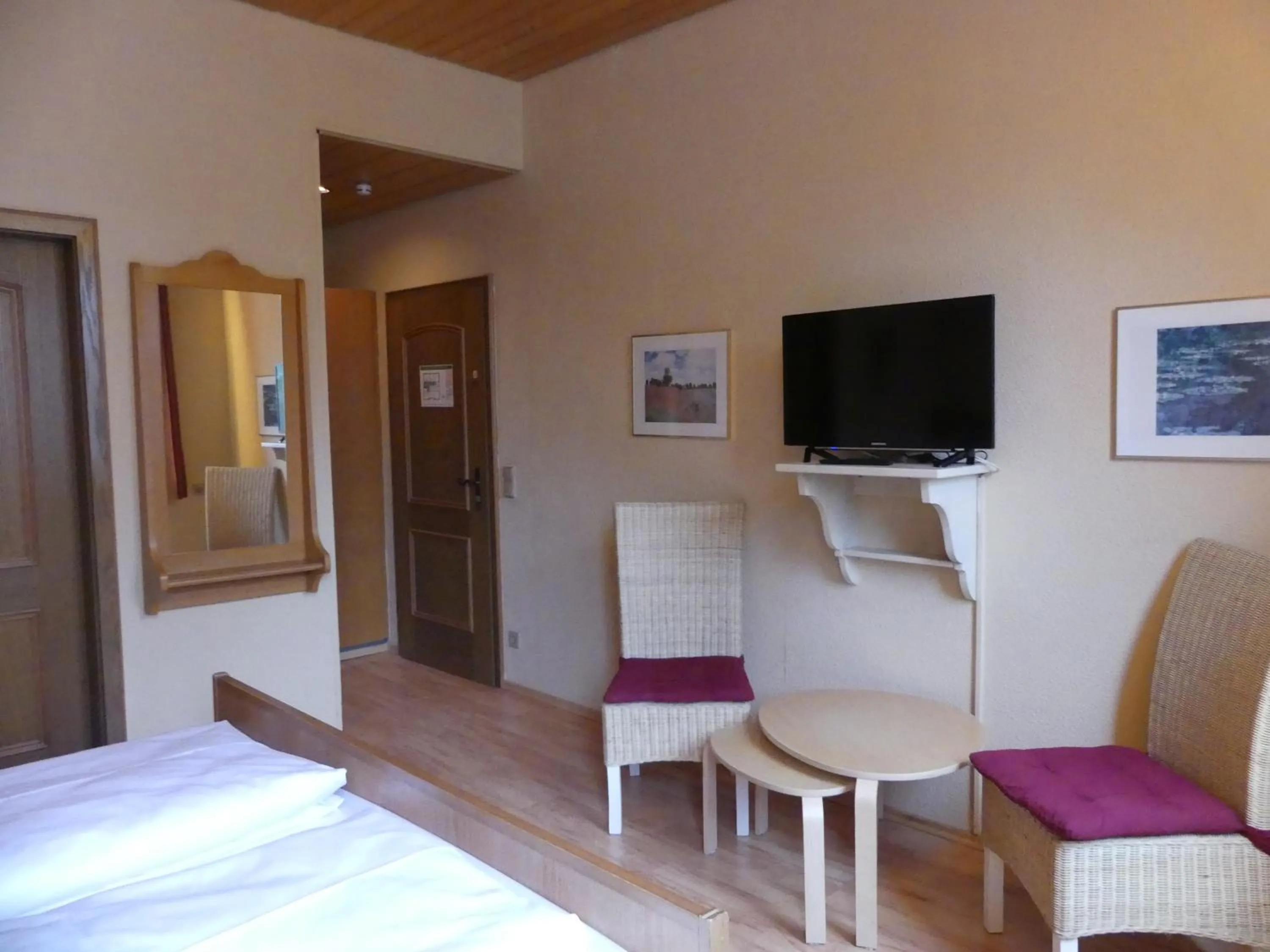 TV and multimedia, Bed in Bayerischer Hof