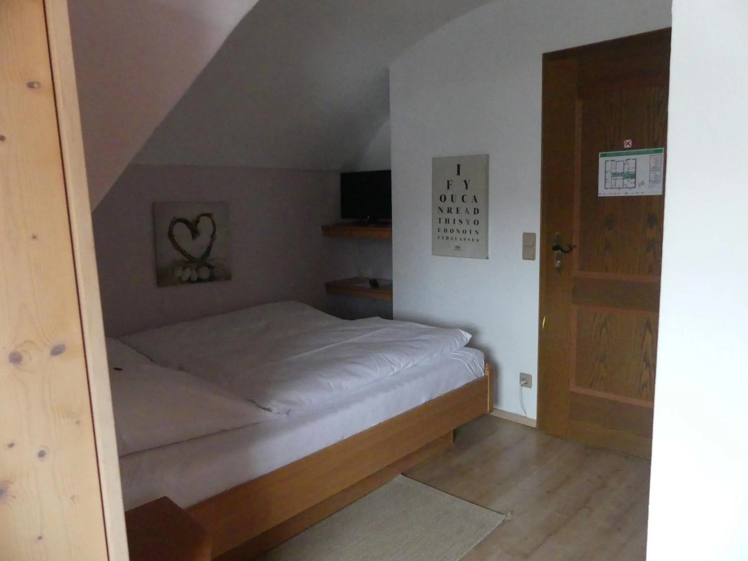 TV and multimedia, Bed in Bayerischer Hof