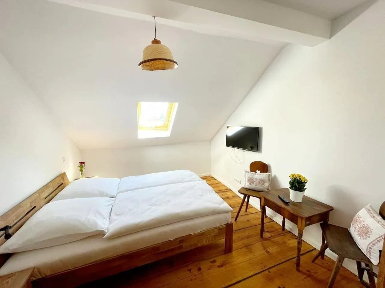 Photo of the whole room, Bed in Bayerischer Hof