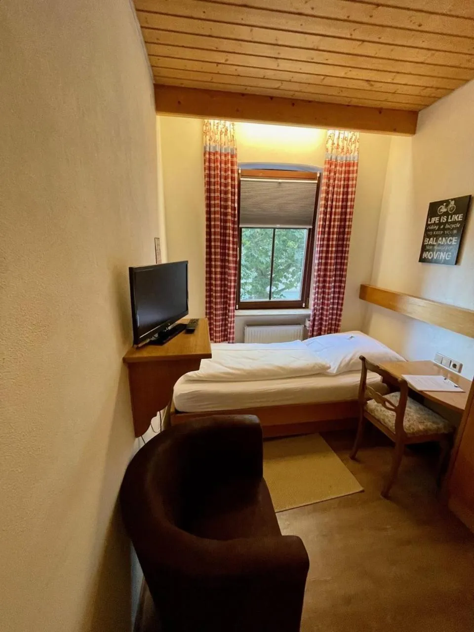 TV and multimedia, Bed in Bayerischer Hof