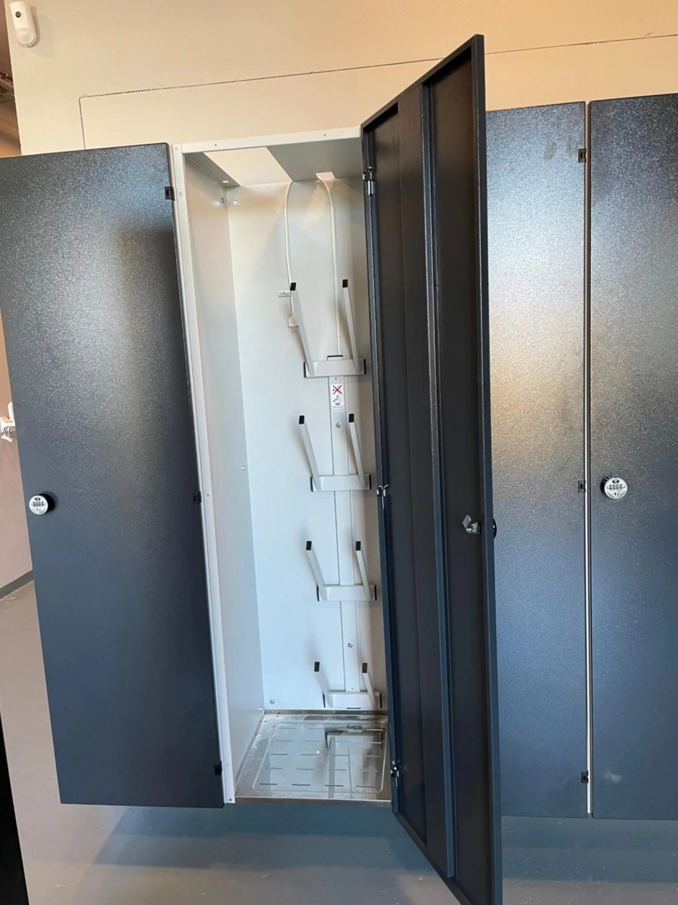 microwave in North Apartments Suites