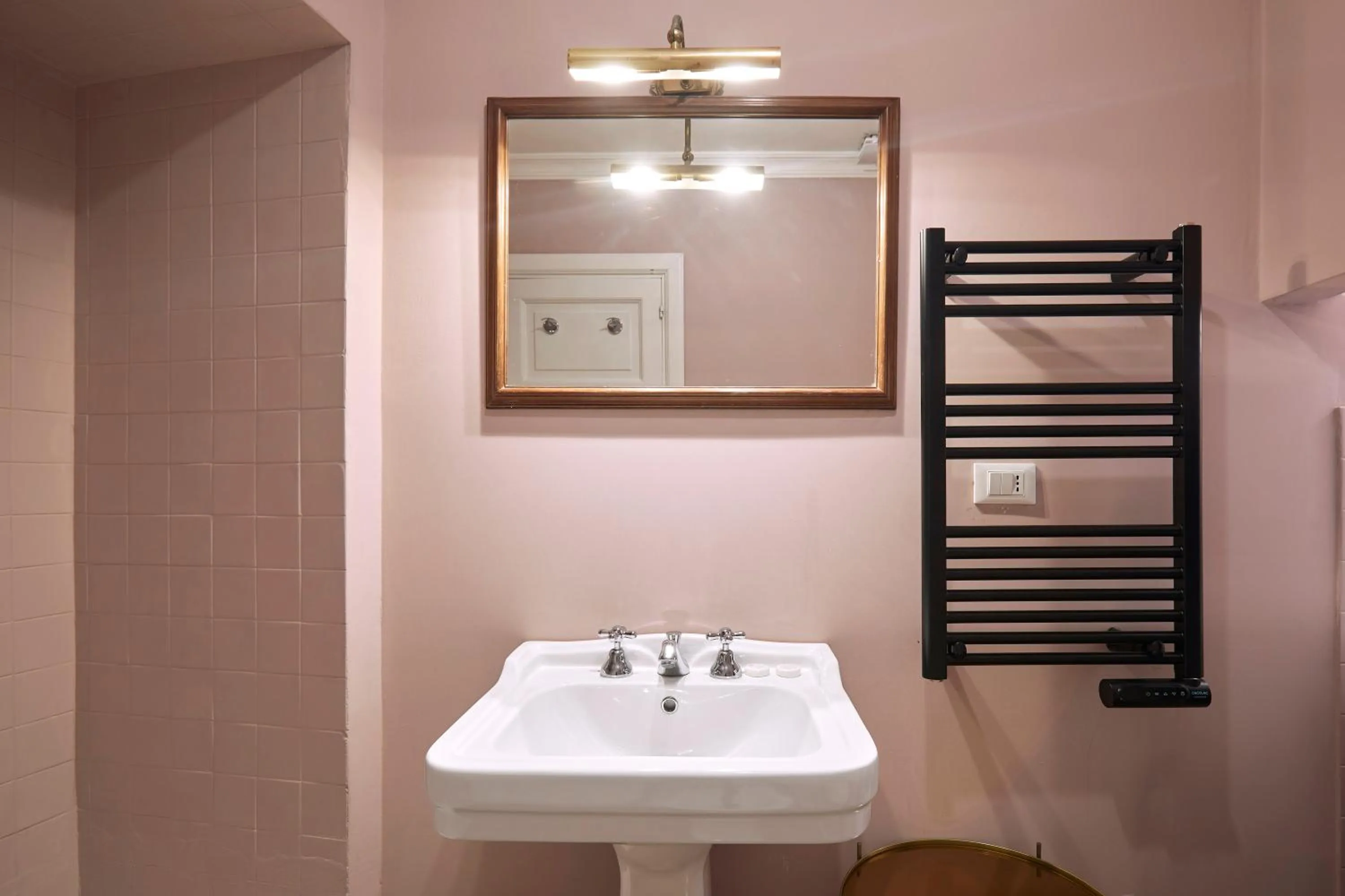 Bathroom in Palazzo Salviati by Varental