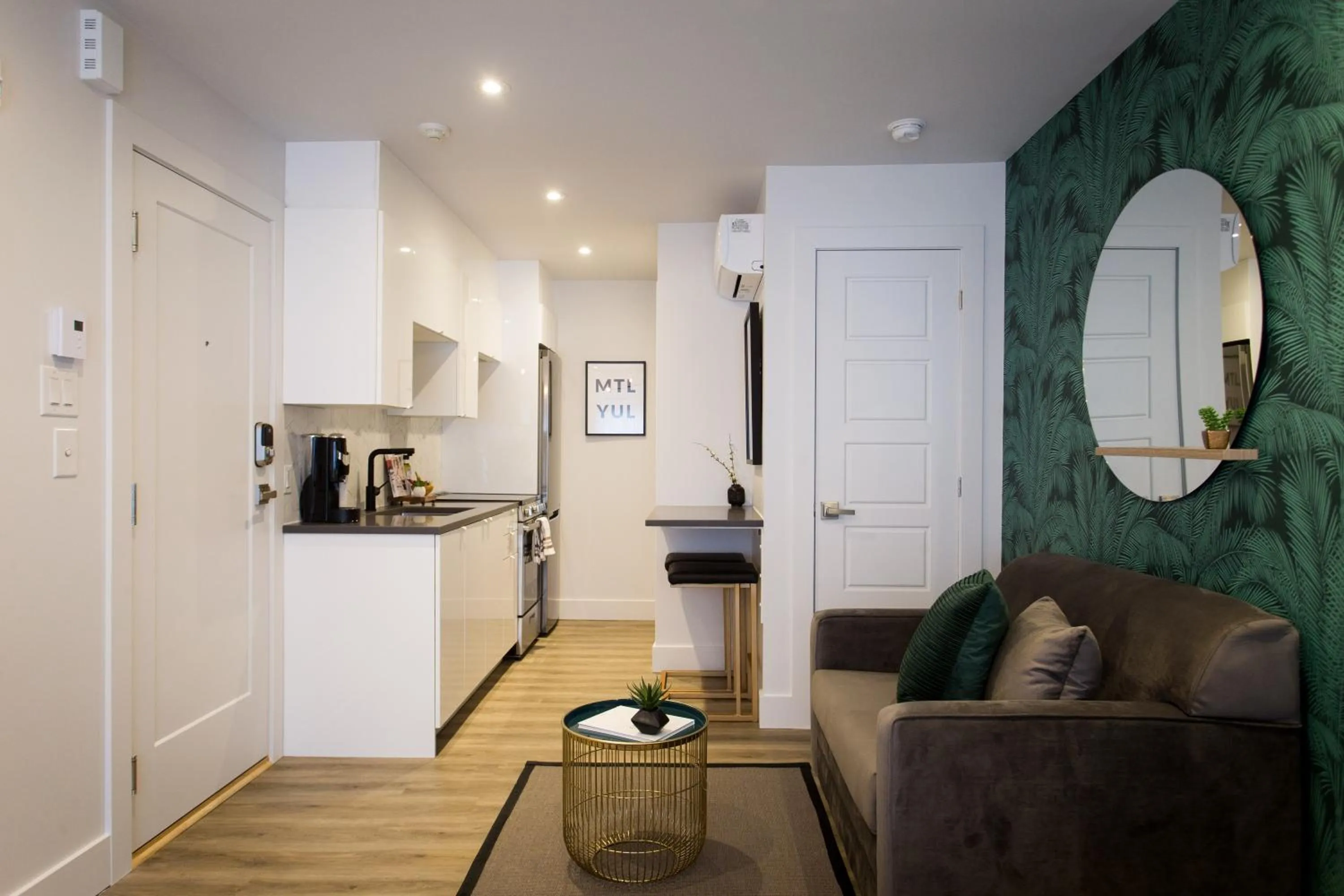 Blue Tropics Studio in Little Italy with kitchen by Den Stays