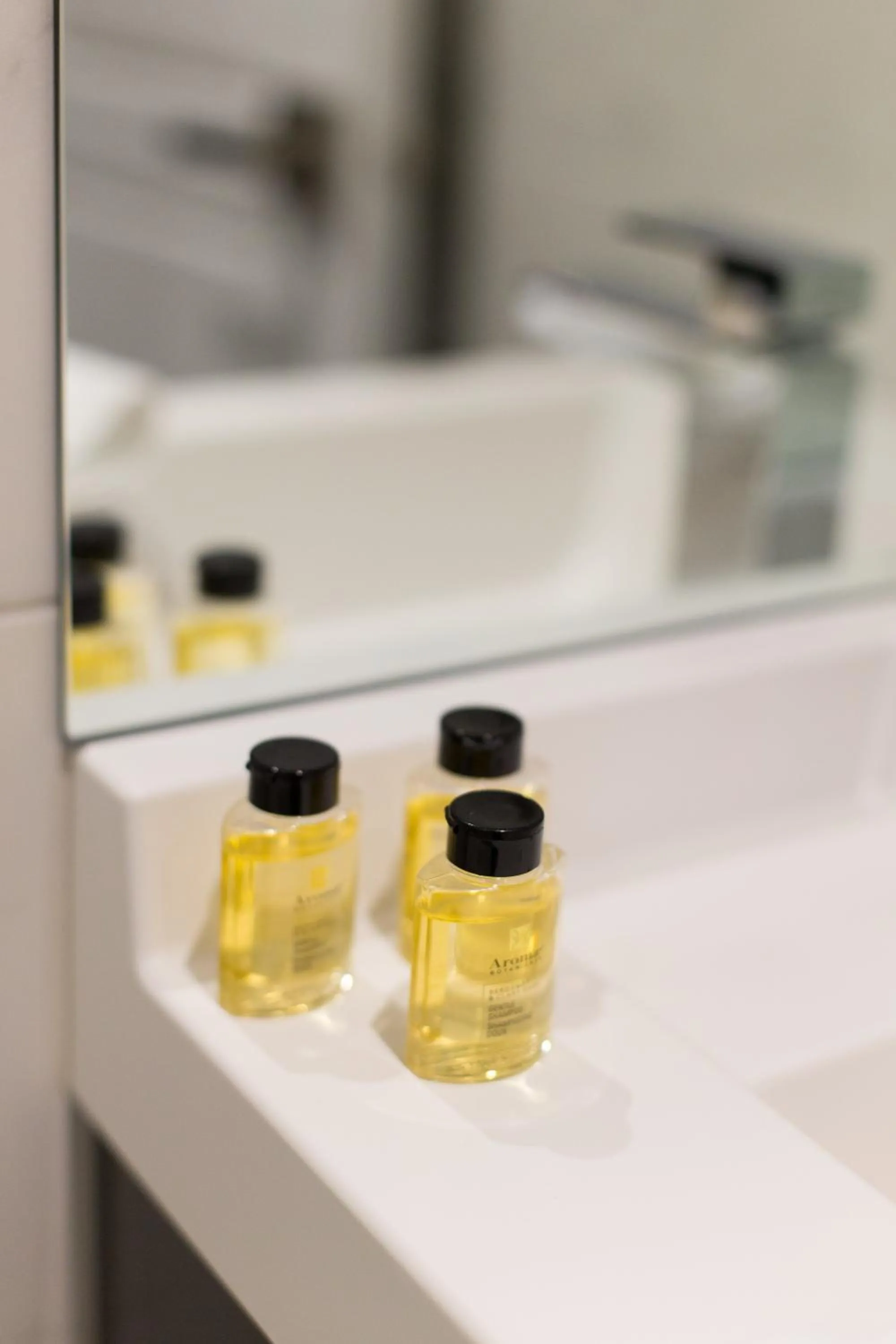 Blue Tropics Studio in Little Italy with kitchen by Den Stays