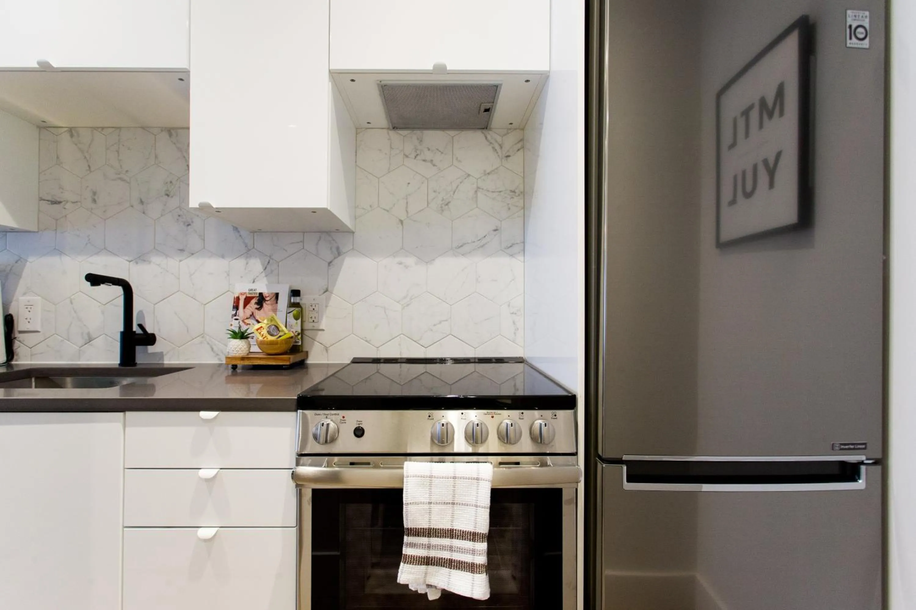 Blue Tropics Studio in Little Italy with kitchen by Den Stays