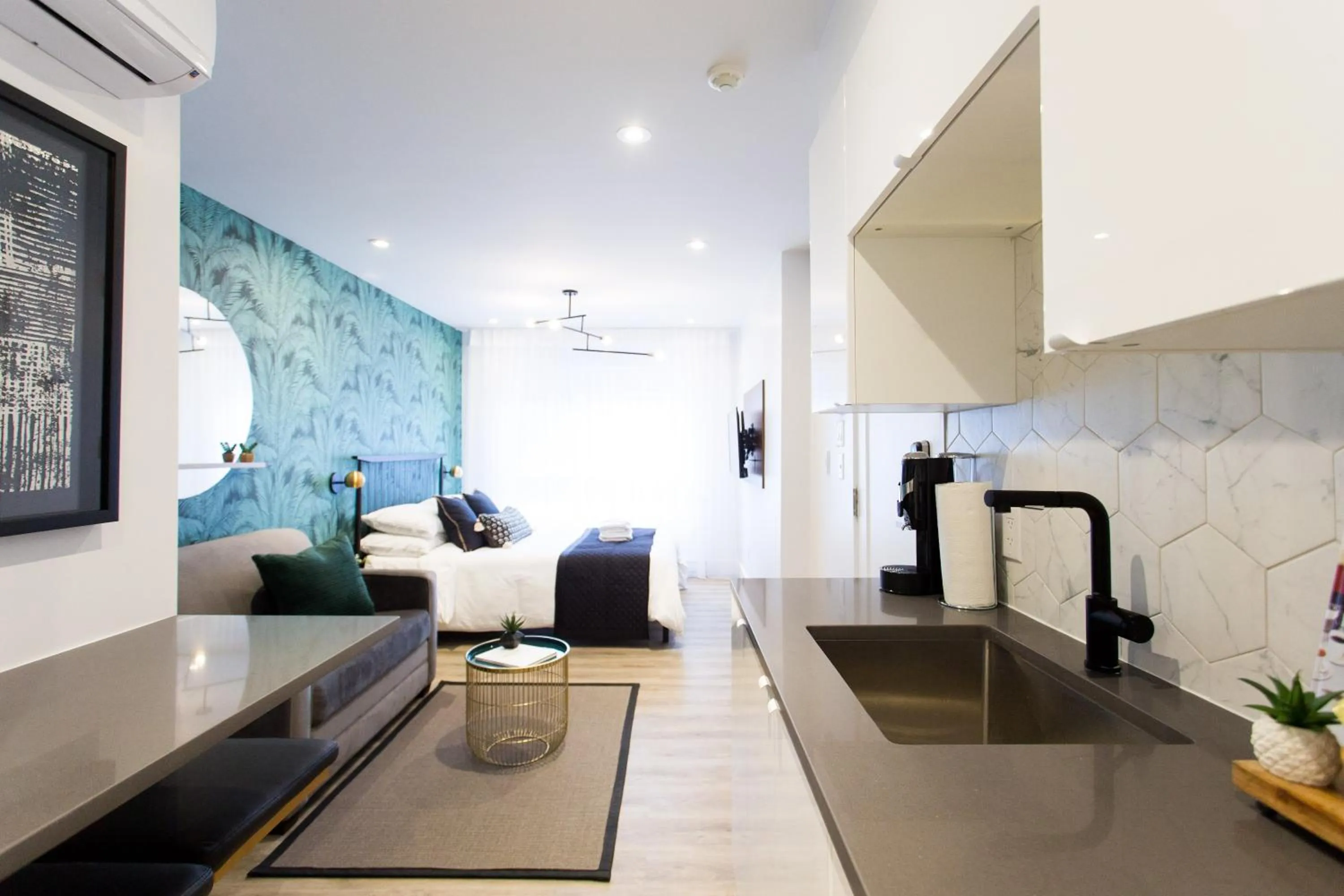 Blue Tropics Studio in Little Italy with kitchen by Den Stays