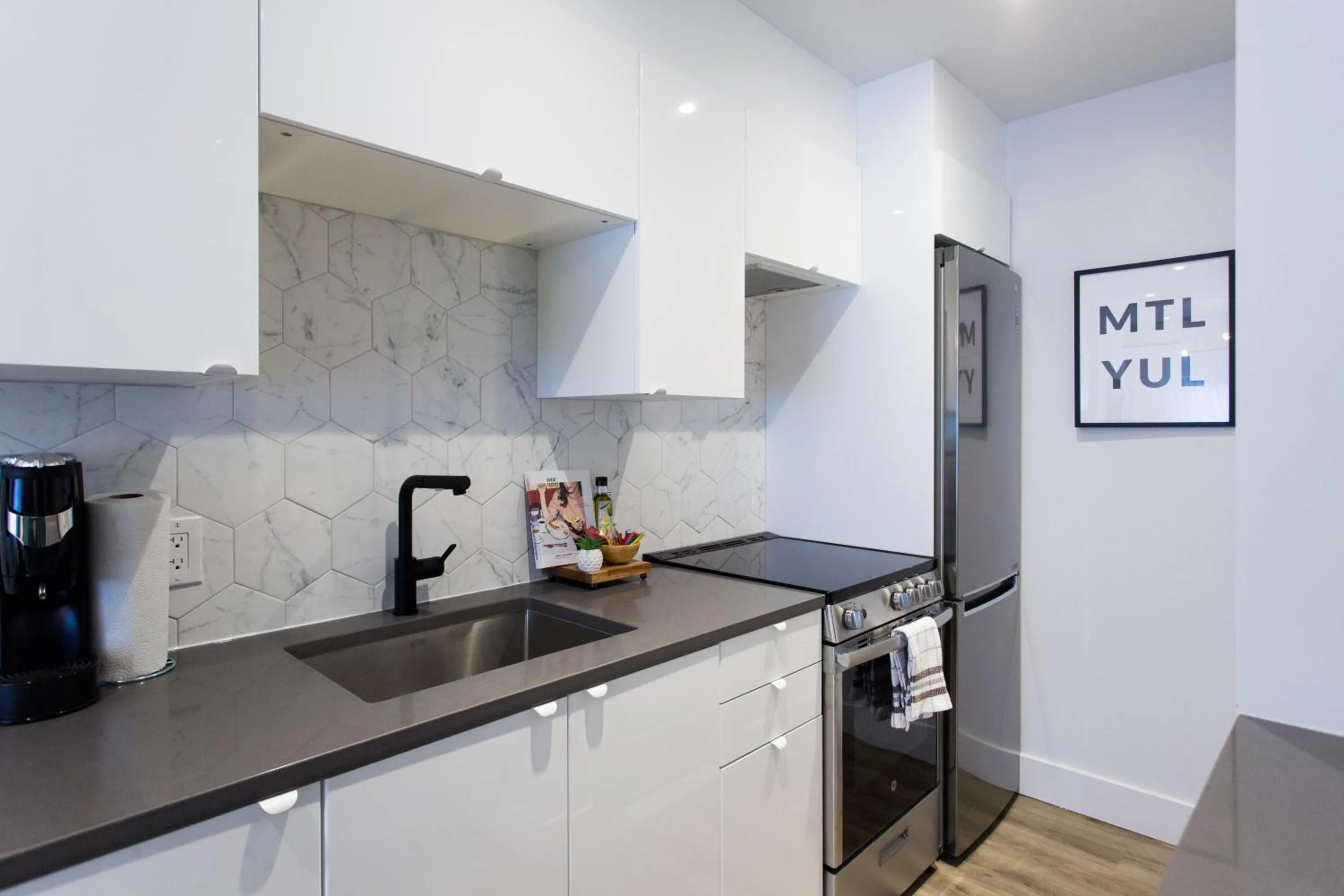 Blue Tropics Studio in Little Italy with kitchen by Den Stays